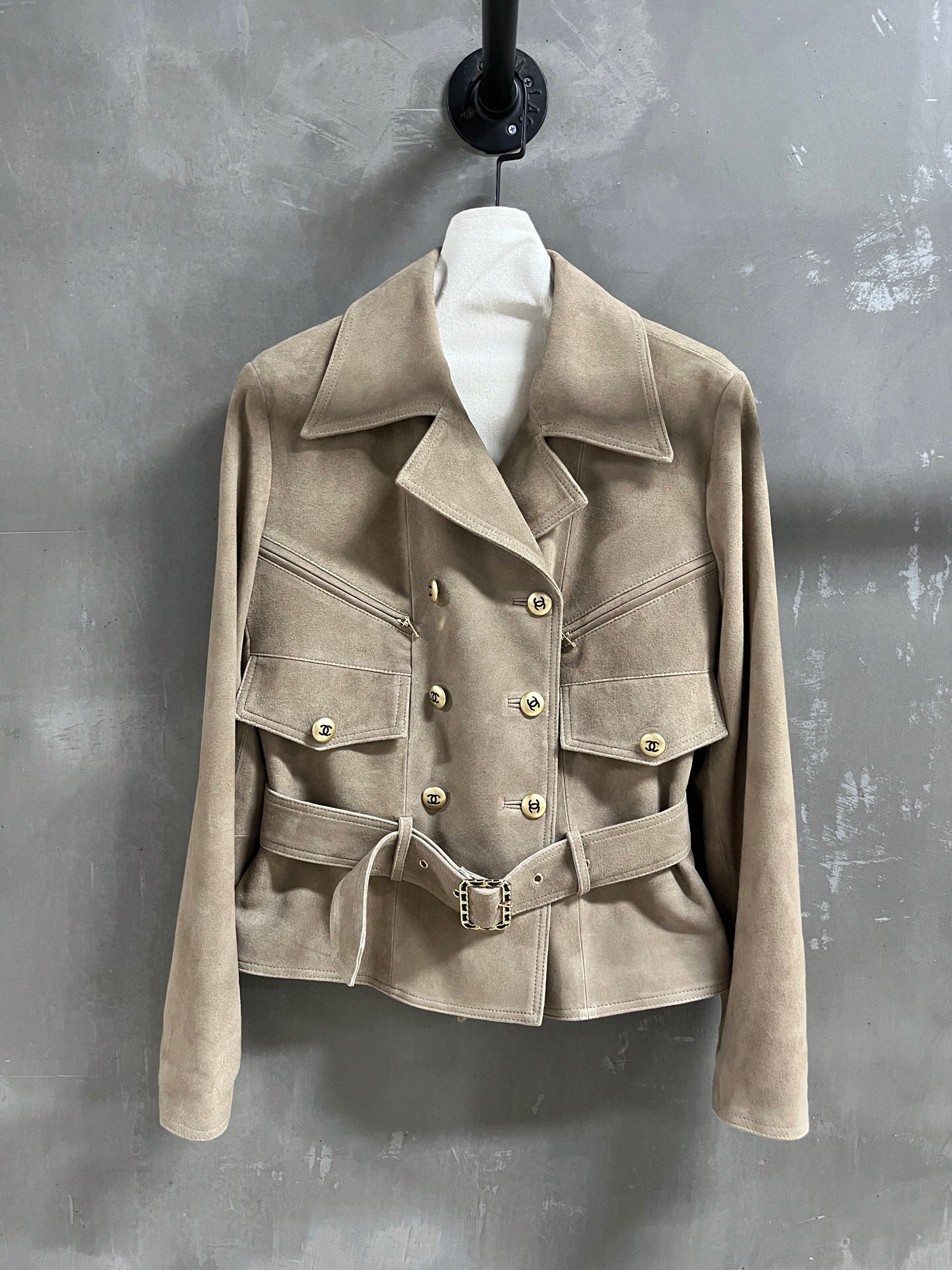 NO:869049,Introduction to Chan*l | 2026 Spring New Products The best outerwear item of the season!  Classic Chanel design, easy-to-match style, versatile and fashionable!  The neat tailoring and exquisite buttons make the leather jacket no longer monotonous. Customized camellia lining!  - MATERIAL material - leather imported Turkish mixed cashmere surface size S-19860909Chan*l简介｜2026春装新品 本季度最佳外套单品！经典香奈儿设计 版型不挑人百搭又时髦！利落裁剪的同时穿插精美绝伦扣子让皮衣不再单调 定制山茶花里衬！ - MATERIAL 材质 - 皮面进口土耳其混种羊绒面 size Ｓ- XL M码胸围98 衣长54 肩宽42 袖长60,香奈儿-服装,chanel,chanel,jackets & coats,leather jacket,,Women's clothing