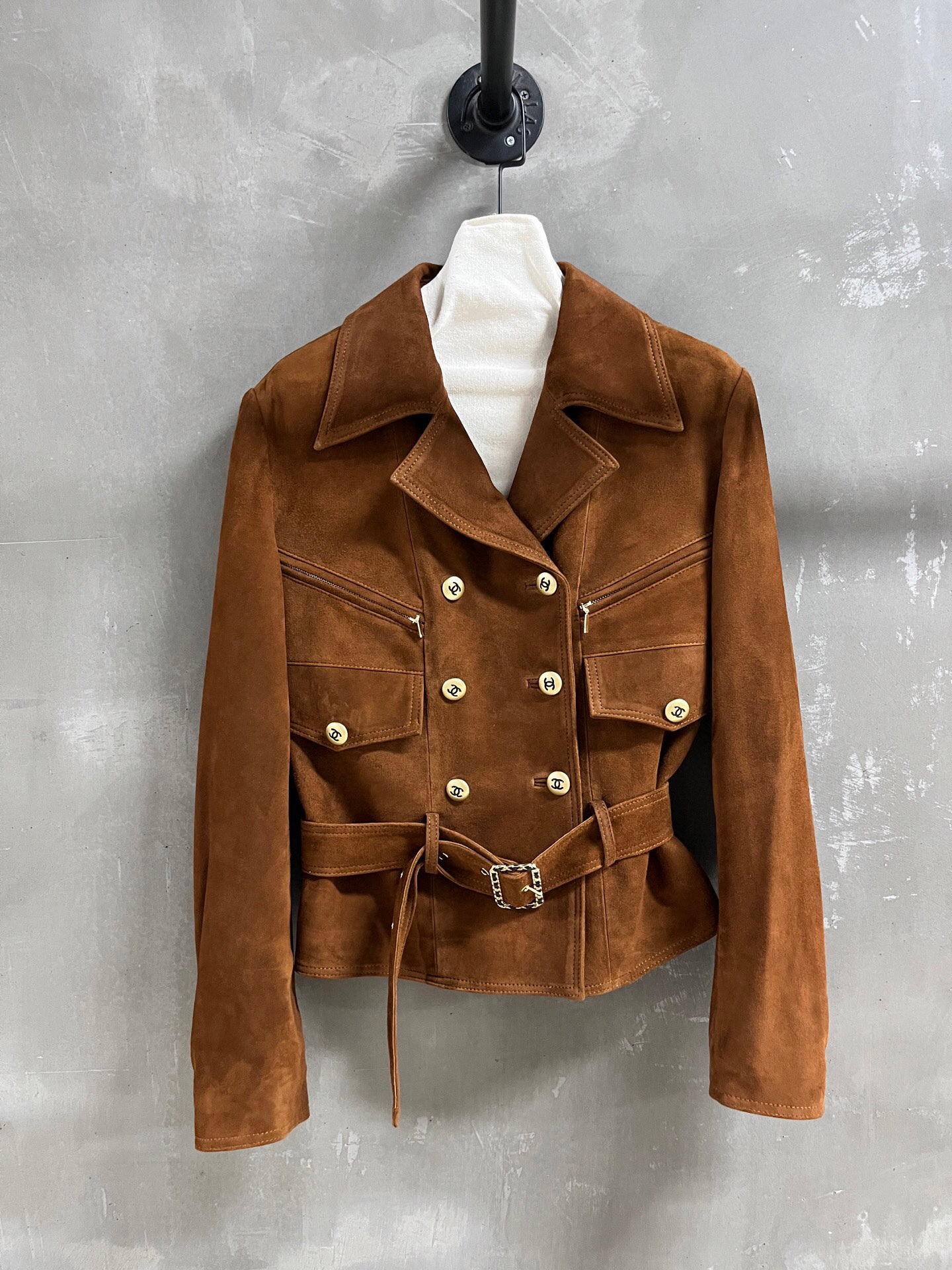NO:924550,Introduction to Chan*l | 2026 Spring New Products The best outerwear item of the season!  Classic Chanel design, easy-to-match style, versatile and fashionable!  The neat tailoring and exquisite buttons make the leather jacket no longer monotonous. Customized camellia lining!  - MATERIAL material - leather imported Turkish mixed cashmere surface size S-19860909Chan*l简介｜2026春装新品 本季度最佳外套单品！经典香奈儿设计 版型不挑人百搭又时髦！利落裁剪的同时穿插精美绝伦扣子让皮衣不再单调 定制山茶花里衬！ - MATERIAL 材质 - 皮面进口土耳其混种羊绒面 size Ｓ- XL M码胸围98 衣长54 肩宽42 袖长60,香奈儿-服装,chanel,chanel,jackets & coats,leather jacket,,Women's clothing