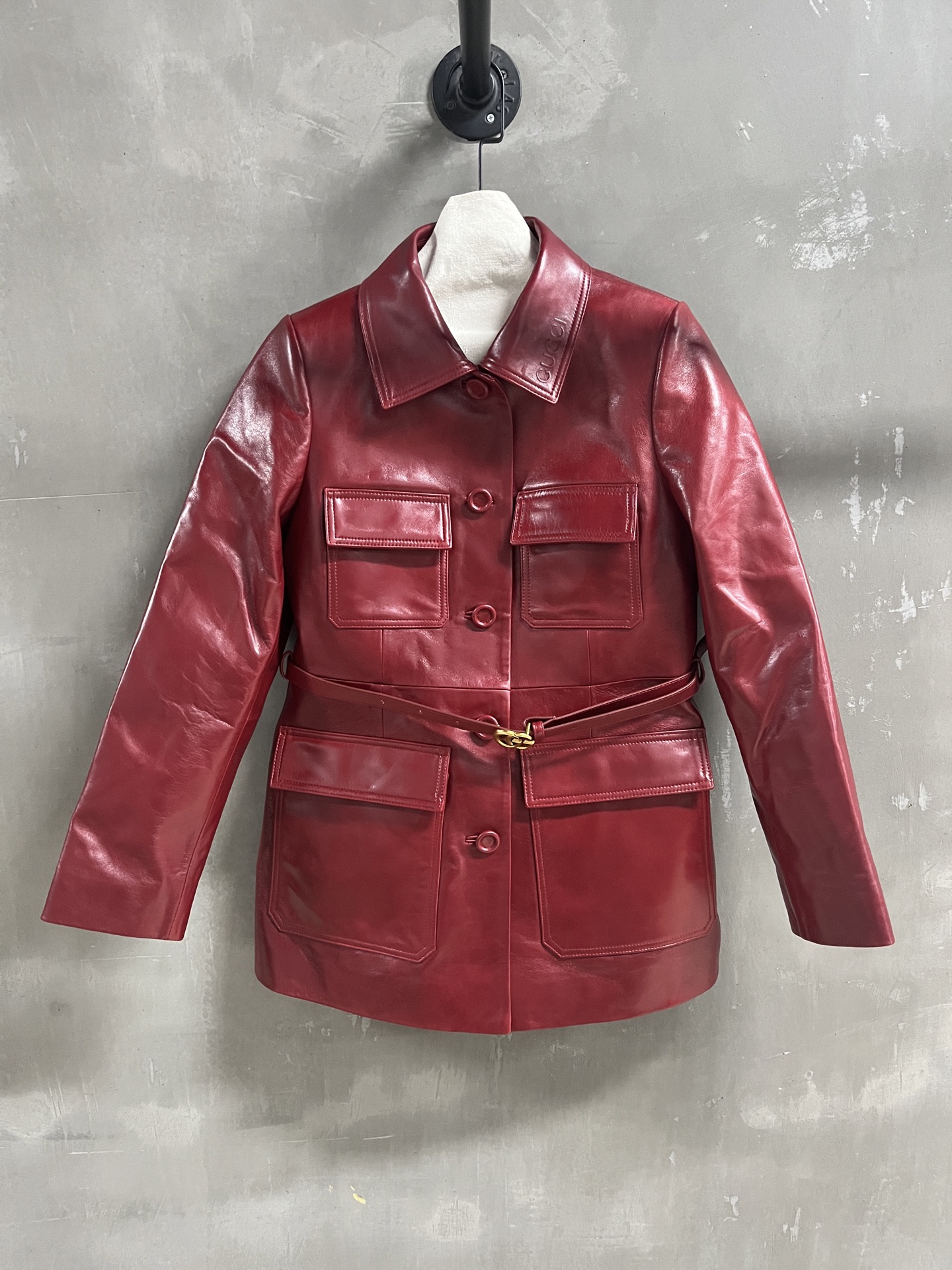 NO:723760,Introduction to Gucci | 2026 Spring New Products This season’s best old-money style items!  The style is versatile and fashionable!  - MATERIAL Material - leather imported Turkish waxed lambskin size S-19860909Gucci简介｜2026春装新品 本季度最佳老钱风单品！版型不挑人百搭又时髦！ - MATERIAL 材质 - 皮面进口土耳其油蜡小羊皮 size Ｓ- XL M码胸围92 衣长70 肩宽40袖长60 price,古驰-服装,gucci,gucci,sheepskin,,Women's clothing
