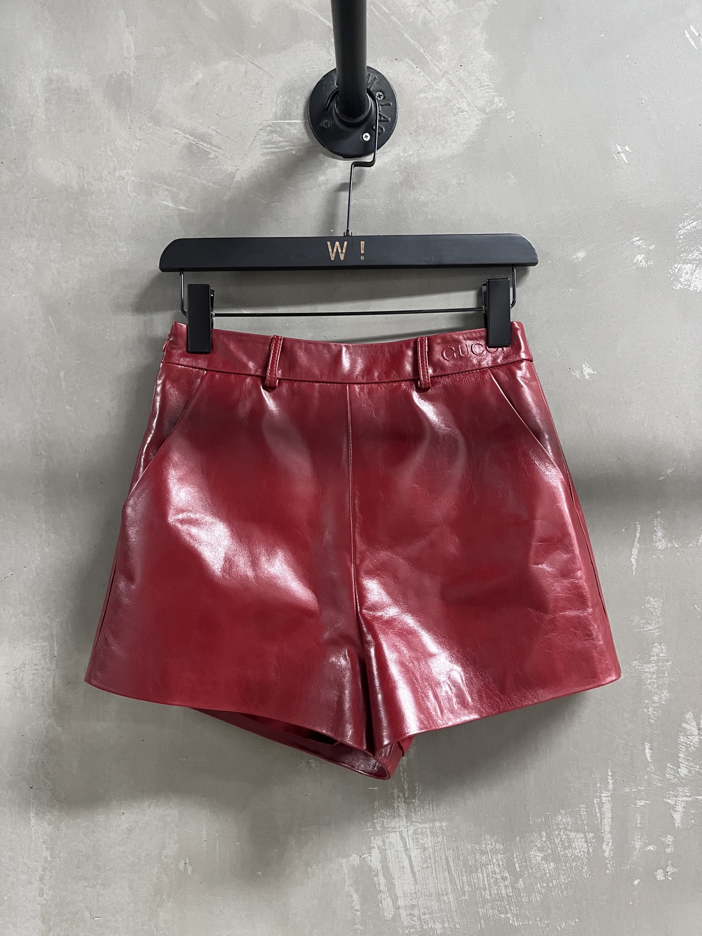 NO:723764,Introduction to Gucci | 2026 Spring New Products This season’s best old-money style shorts!  The style is versatile and fashionable!  - MATERIAL Material - Leather imported Turkish waxed lambskin size S-19860909Gucci简介｜2026春装新品 本季度最佳老钱风短裤单品！版型不挑人百搭又时髦！ - MATERIAL 材质 - 皮面进口土耳其油蜡小羊皮 size Ｓ- XL M码腰围68 臀围92 裤长38 price,古驰-服装,gucci,gucci,shorts,sheepskin,,Women's clothing