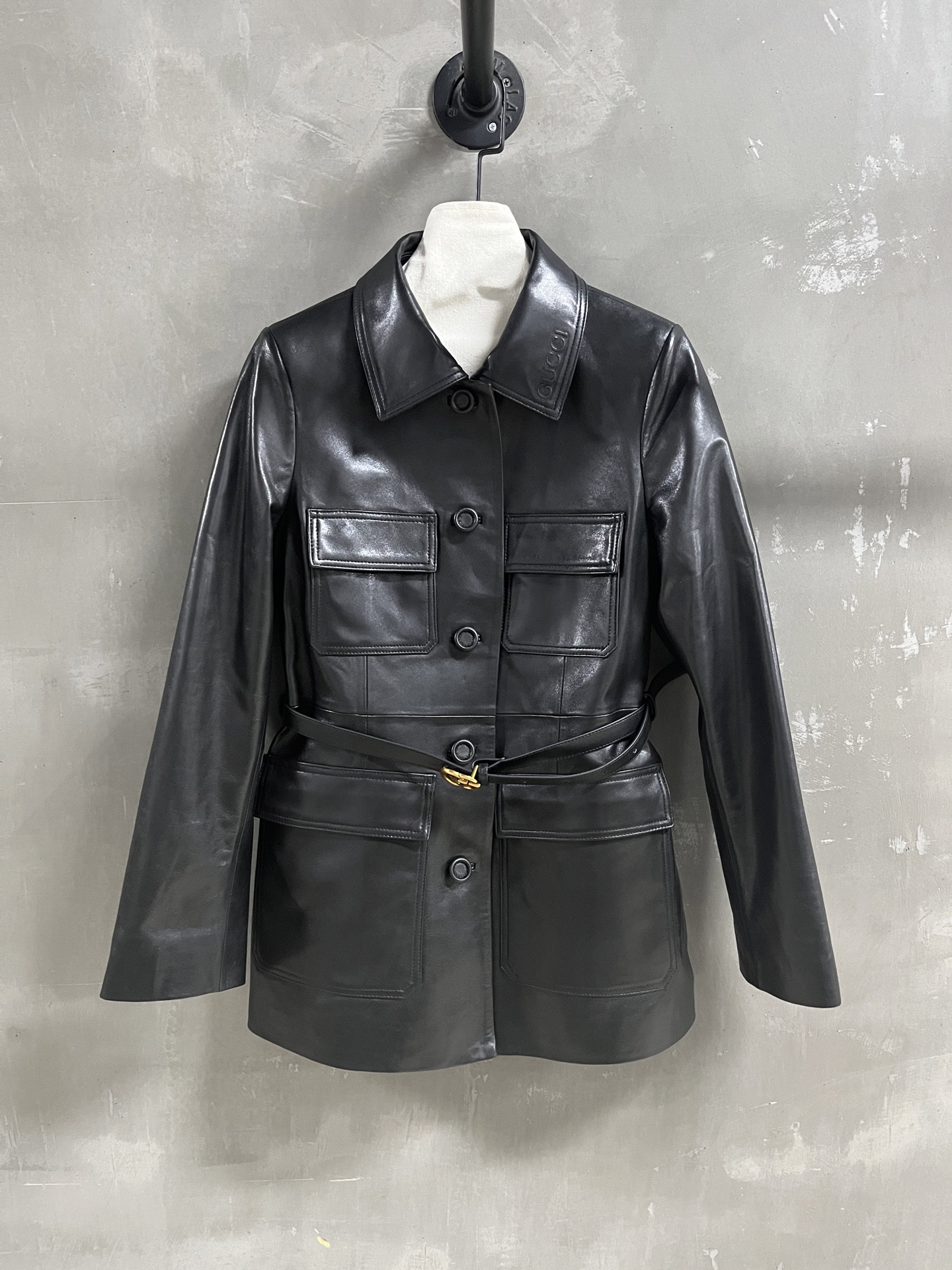 NO:723770,Introduction to Gucci | 2026 Spring New Products This season’s best old-money style items!  The style is versatile and fashionable!  - MATERIAL Material - leather imported Turkish waxed lambskin size S-19860909Gucci简介｜2026春装新品 本季度最佳老钱风单品！版型不挑人百搭又时髦！ - MATERIAL 材质 - 皮面进口土耳其油蜡小羊皮 size Ｓ- XL M码胸围92 衣长70 肩宽40袖长60 price,古驰-服装,gucci,gucci,sheepskin,,Women's clothing