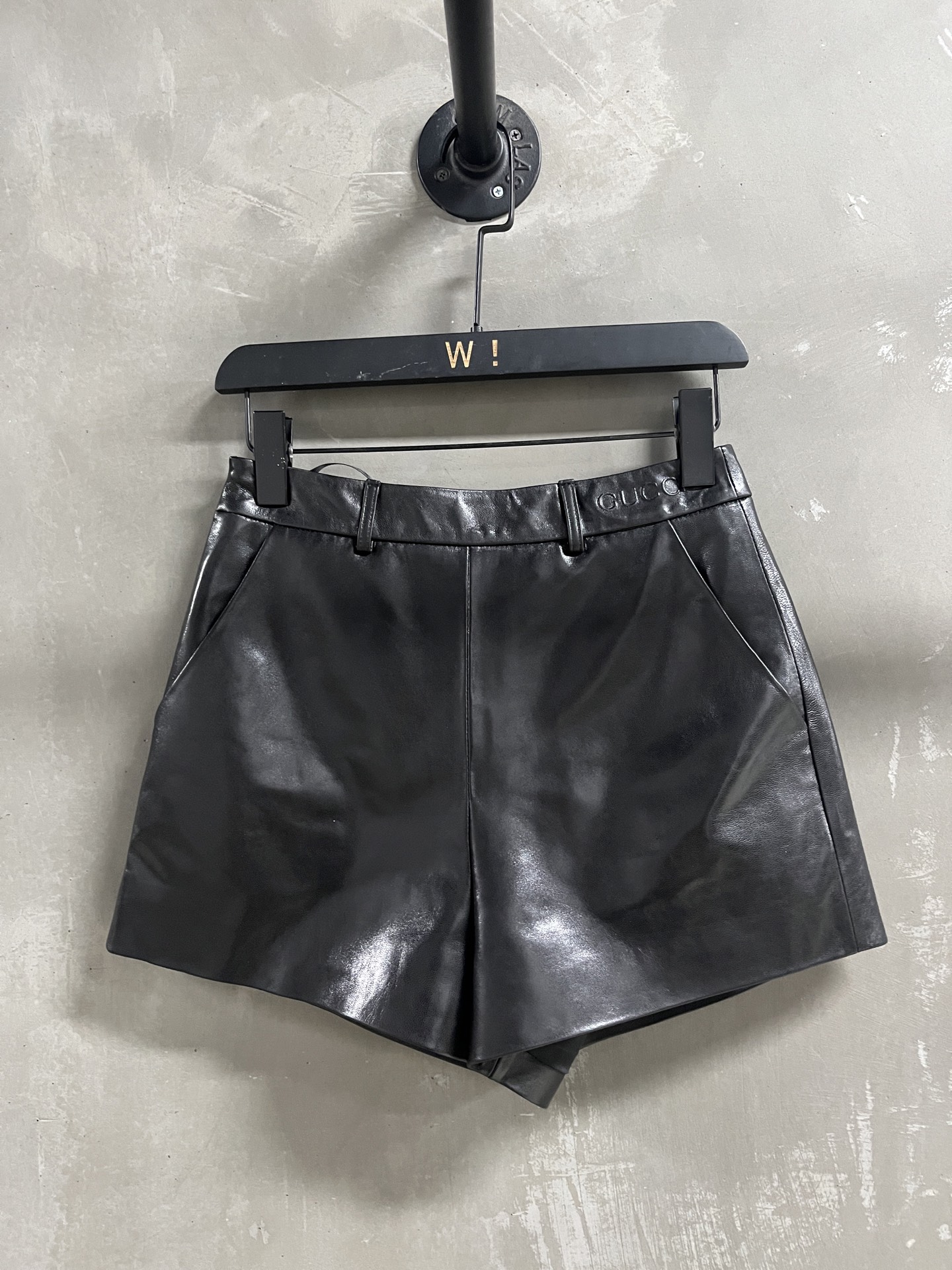 NO:723776,Introduction to Gucci | 2026 Spring New Products This season’s best old-money style shorts!  The style is versatile and fashionable!  - MATERIAL Material - Leather imported Turkish waxed lambskin size S-19860909Gucci简介｜2026春装新品 本季度最佳老钱风短裤单品！版型不挑人百搭又时髦！ - MATERIAL 材质 - 皮面进口土耳其油蜡小羊皮 size Ｓ- XL M码腰围68 臀围92 裤长38 price,古驰-服装,gucci,gucci,shorts,sheepskin,,Women's clothing