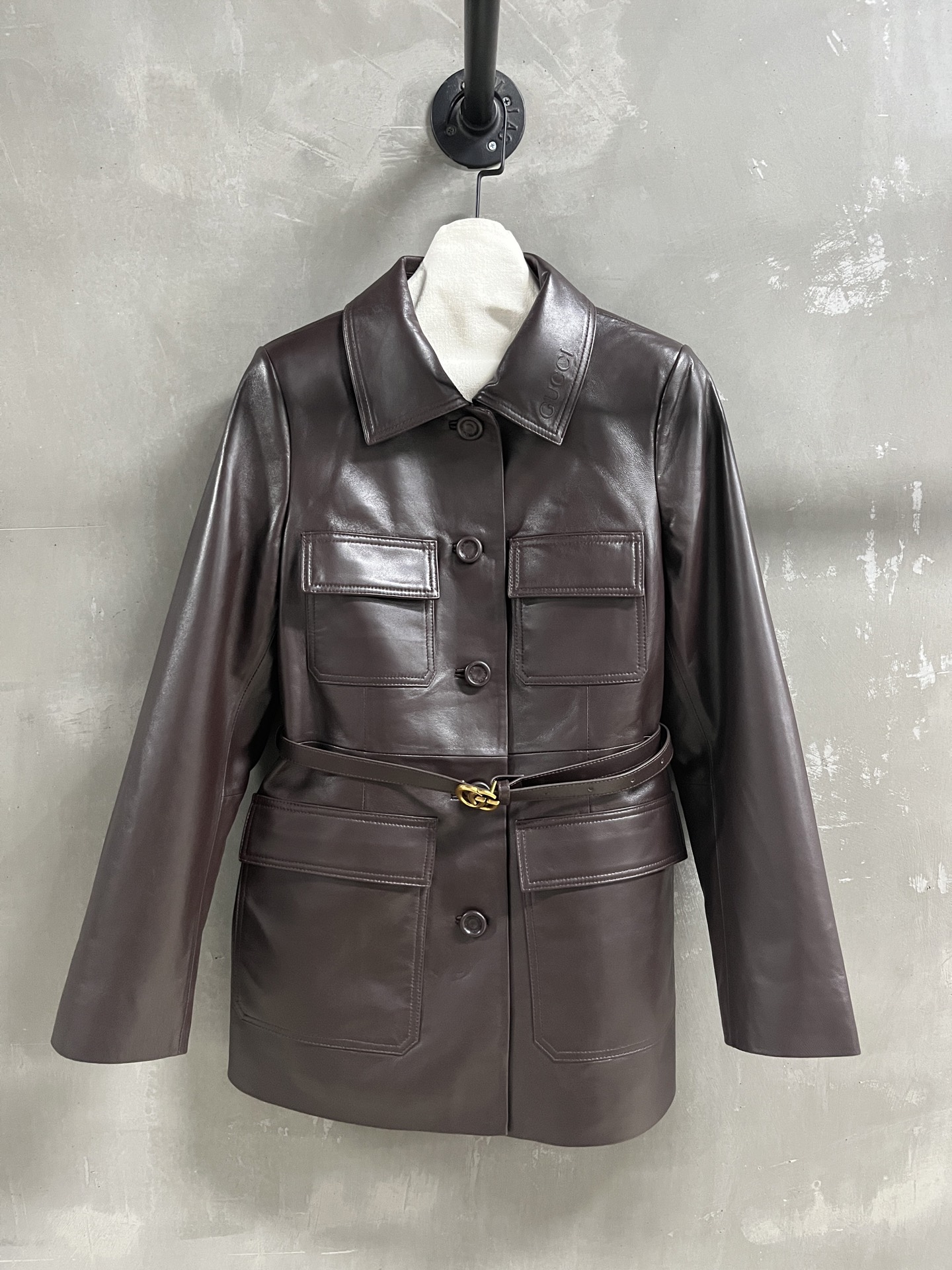 NO:723732,Introduction to Gucci | 2026 Spring New Products This season’s best old-money style items!  The style is versatile and fashionable!  - MATERIAL Material - leather imported Turkish waxed lambskin size S-19860909Gucci简介｜2026春装新品 本季度最佳老钱风单品！版型不挑人百搭又时髦！ - MATERIAL 材质 - 皮面进口土耳其油蜡小羊皮 size Ｓ- XL M码胸围92 衣长70 肩宽40袖长60 price,古驰-服装,gucci,gucci,sheepskin,,Women's clothing