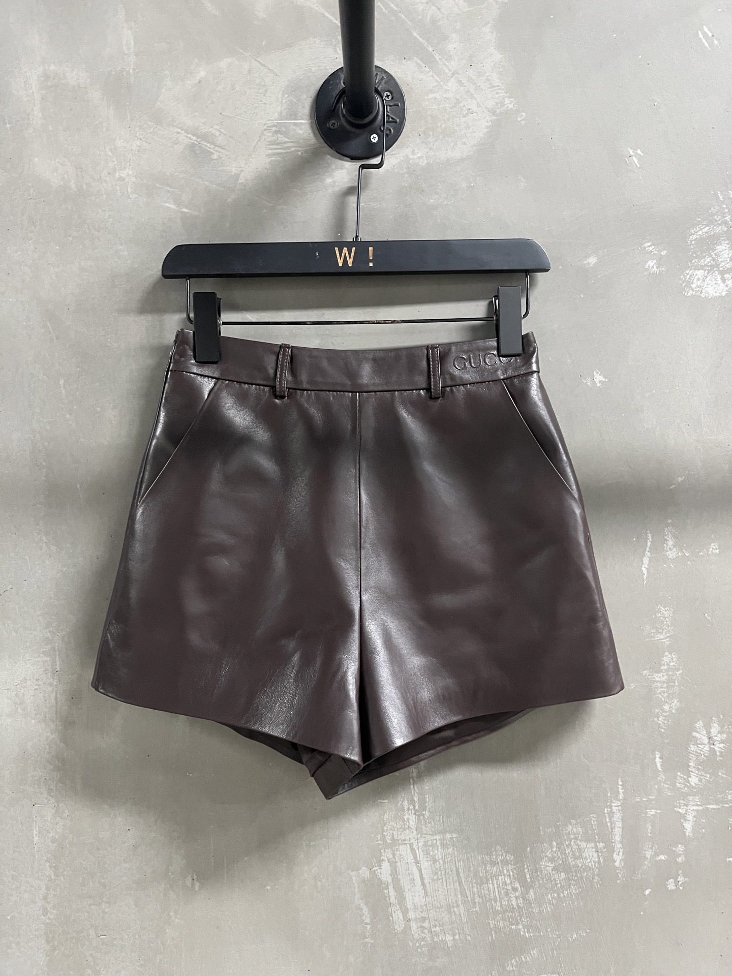 NO:723737,Introduction to Gucci | 2026 Spring New Products This season’s best old-money style shorts!  The style is versatile and fashionable!  - MATERIAL Material - Leather imported Turkish waxed lambskin size S-19860909Gucci简介｜2026春装新品 本季度最佳老钱风短裤单品！版型不挑人百搭又时髦！ - MATERIAL 材质 - 皮面进口土耳其油蜡小羊皮 size Ｓ- XL M码腰围68 臀围92 裤长38 price,古驰-服装,gucci,gucci,shorts,sheepskin,,Women's clothing