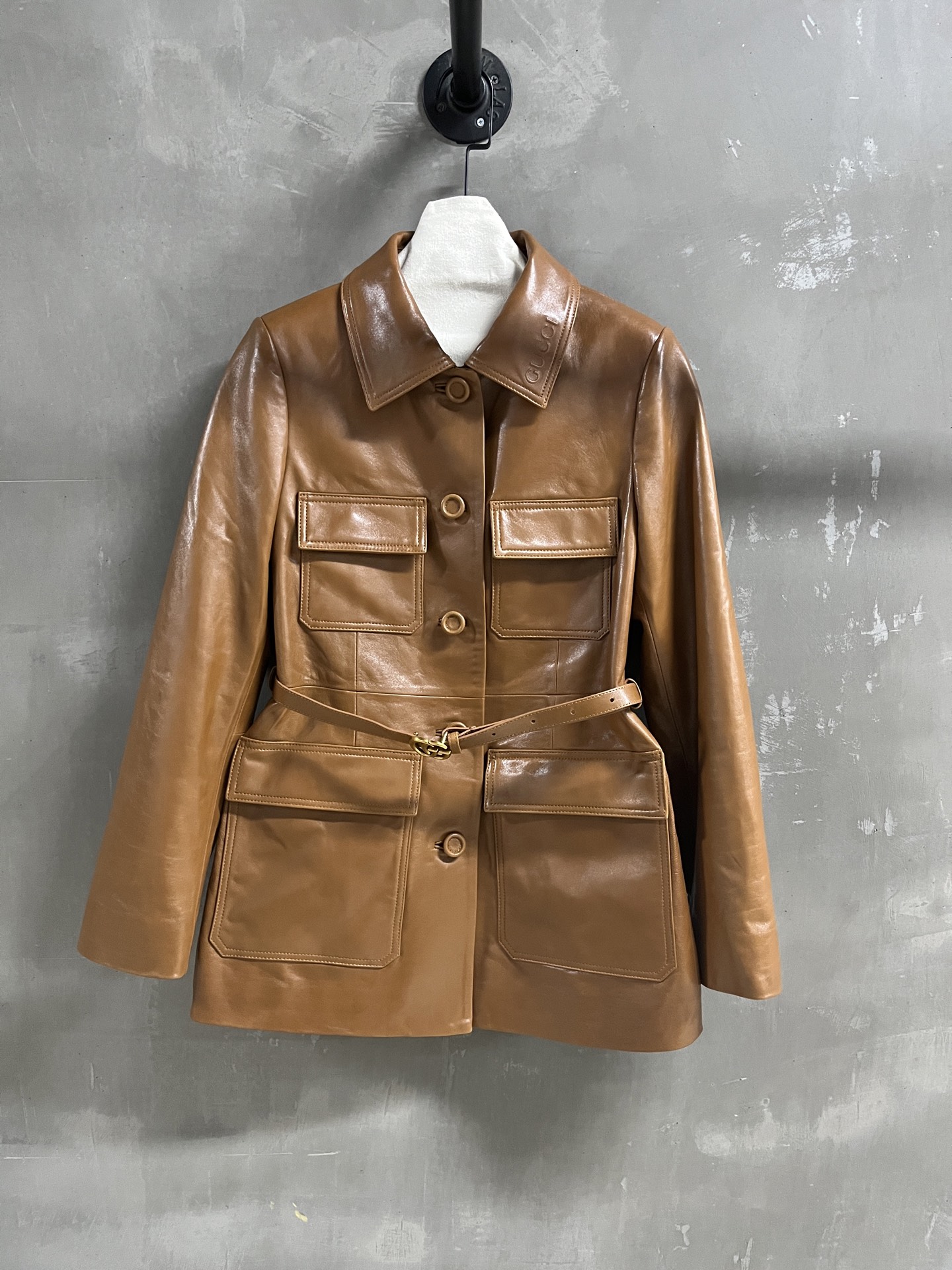 NO:723742,Introduction to Gucci | 2026 Spring New Products This season’s best old-money style items!  The style is versatile and fashionable!  - MATERIAL Material - leather imported Turkish waxed lambskin size S-19860909Gucci简介｜2026春装新品 本季度最佳老钱风单品！版型不挑人百搭又时髦！ - MATERIAL 材质 - 皮面进口土耳其油蜡小羊皮 size Ｓ- XL M码胸围92 衣长70 肩宽40袖长60 price,古驰-服装,gucci,gucci,sheepskin,,Women's clothing