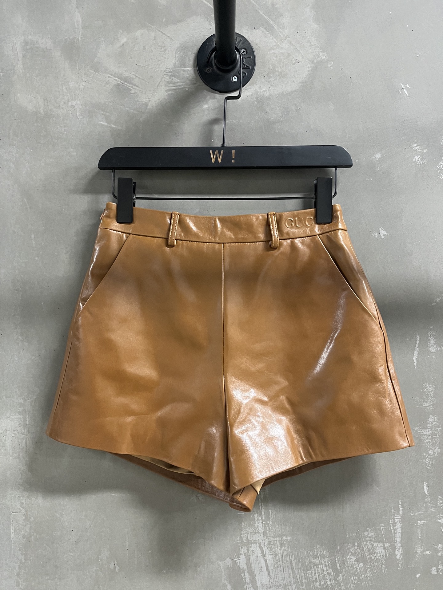 NO:723747,Introduction to Gucci | 2026 Spring New Products This season’s best old-money style shorts!  The style is versatile and fashionable!  - MATERIAL Material - Leather imported Turkish waxed lambskin size S-19860909Gucci简介｜2026春装新品 本季度最佳老钱风短裤单品！版型不挑人百搭又时髦！ - MATERIAL 材质 - 皮面进口土耳其油蜡小羊皮 size Ｓ- XL M码腰围68 臀围92 裤长38 price,古驰-服装,gucci,gucci,shorts,sheepskin,,Women's clothing