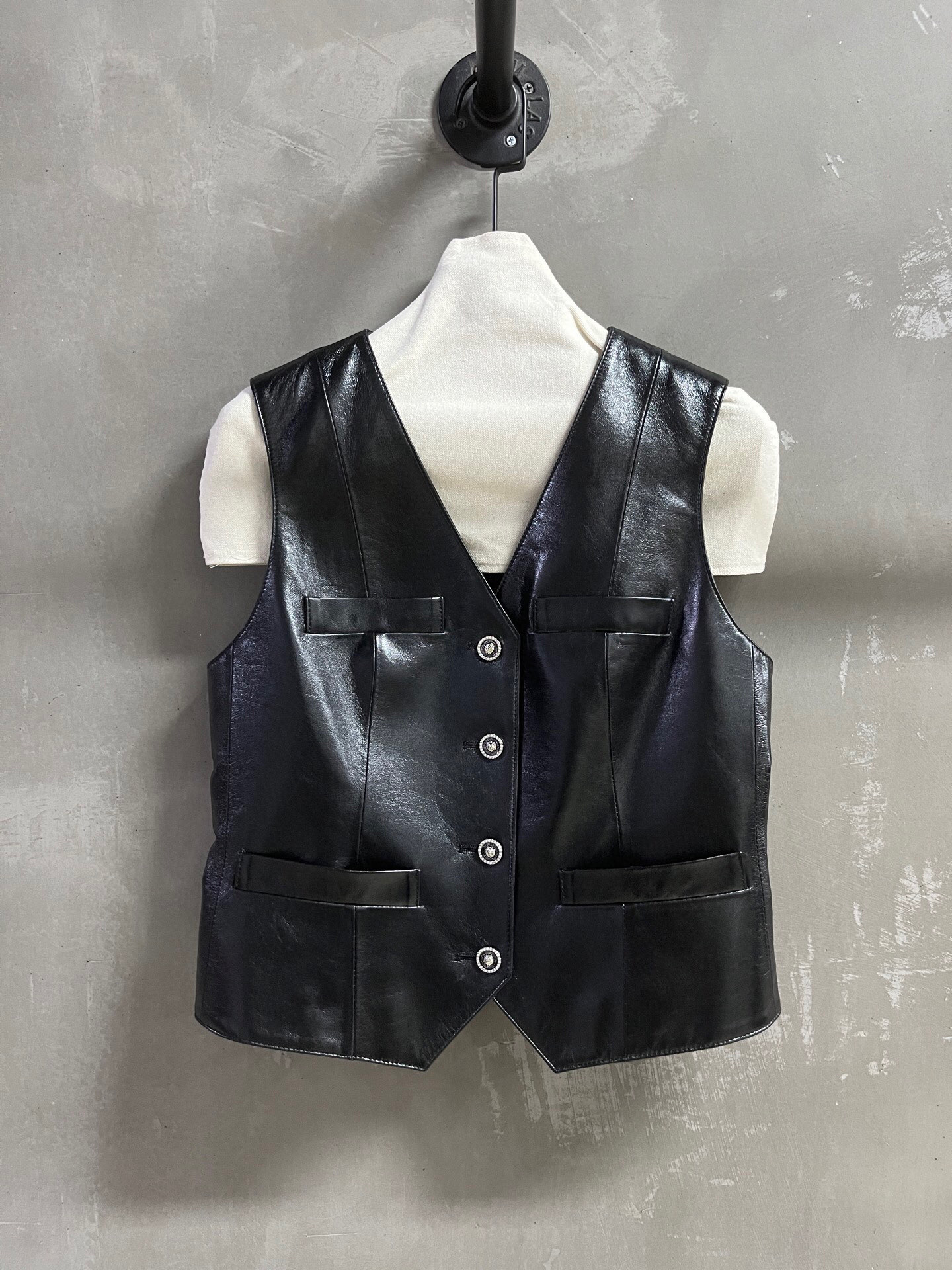 NO:742790,Introduction to Chan*l | 2026 Spring New Products The best outerwear item of the season!  Classic Chanel design, easy-to-match style, versatile and fashionable!  The neat tailoring and exquisite buttons make the leather jacket no longer monotonous. Customized camellia lining!  - MATERIAL material - leather imported aurora lambskin size S-19860909Chan*l简介｜2026春装新品 本季度最佳外套单品！经典香奈儿设计 版型不挑人百搭又时髦！利落裁剪的同时穿插精美绝伦扣子让皮衣不再单调 定制山茶花里衬！ - MATERIAL 材质 - 皮面进口极光小羊皮 size Ｓ- XL M码胸围92 衣长49 肩宽37,香奈儿-服装,chanel,chanel,jackets & coats,leather jacket,sheepskin,,Women's clothing