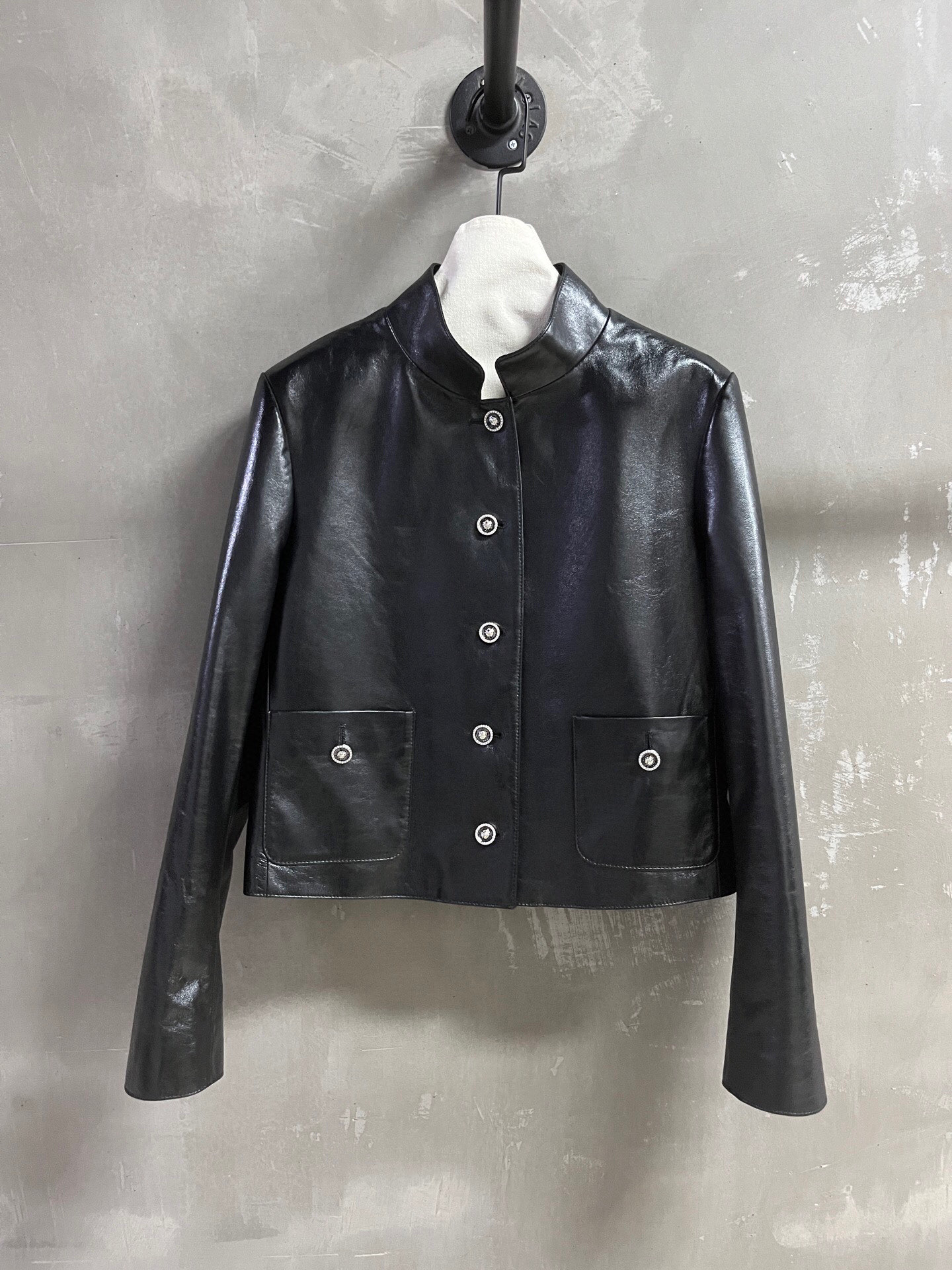 NO:742795,Introduction to Chan*l | 2026 Spring New Products The best outerwear item of the season!  Classic Chanel design, easy-to-match style, versatile and fashionable!  The neat tailoring and exquisite buttons make the leather jacket no longer monotonous. Customized camellia lining!  - MATERIAL material - leather imported aurora lambskin size S-19860909Chan*l简介｜2026春装新品 本季度最佳外套单品！经典香奈儿设计 版型不挑人百搭又时髦！利落裁剪的同时穿插精美绝伦扣子让皮衣不再单调 定制山茶花里衬！ - MATERIAL 材质 - 皮面进口极光小羊皮 size Ｓ- XL M码胸围98 衣长49 肩宽42 袖长61,香奈儿-服装,chanel,chanel,jackets & coats,leather jacket,sheepskin,,Women's clothing