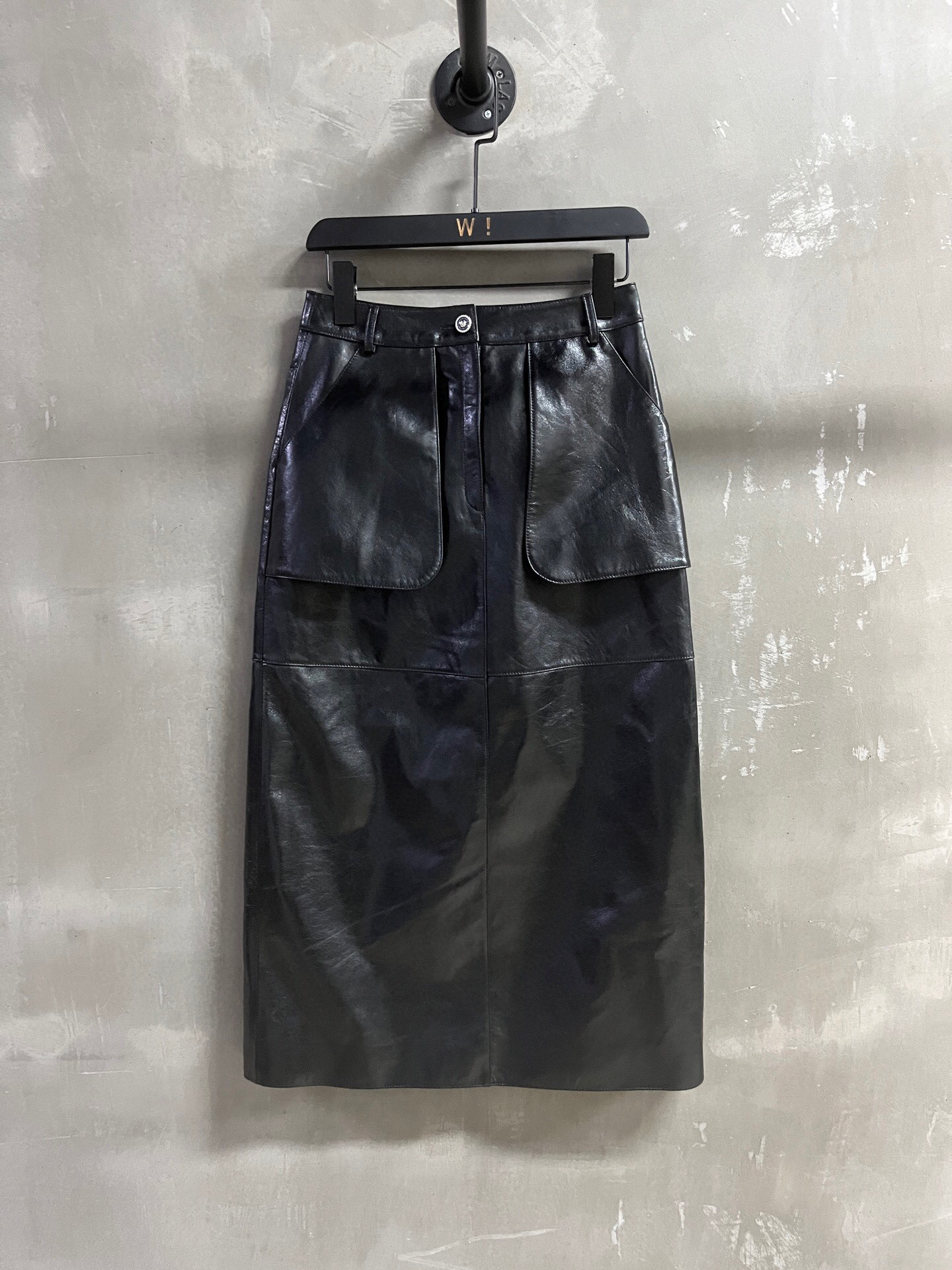 NO:742800,Introduction to Chan*l｜2026 Spring New Products This season’s best long skirts!  Classic Chanel design, easy-to-match style, versatile and fashionable!  The neat tailoring and exquisite buttons make the leather skirt no longer monotonous. Customized camellia lining!  - MATERIAL material - leather imported aurora lambskin size S-19860909Chan*l简介｜2026春装新品 本季度最佳长裙单品！经典香奈儿设计 版型不挑人百搭又时髦！利落裁剪的同时穿插精美绝伦扣子让皮裙不再单调 定制山茶花里衬！ - MATERIAL 材质 - 皮面进口极光小羊皮 size Ｓ- XL M码腰围68 臀围98 裙长85,香奈儿-服装,chanel,chanel,skirts,sheepskin,,Women's clothing