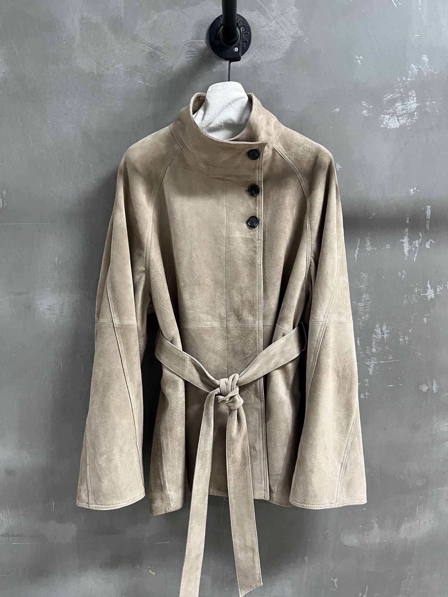 NO:869035,MiuMi* Introduction | 2026 Spring New Products The best outerwear item of the season!  Classic stand-up and flippable design, slim fit, versatile and fashionable!  - MATERIAL Material - leather imported Turkish mixed sheepskin size S- L19860909MiuMi*简介｜2026春装新品 本季度最佳外套单品！经典可立可翻设计 显瘦版型不挑人百搭又时髦！ - MATERIAL 材质 - 皮面进口土耳其混种羊皮 size S- L M码胸围122 衣长74 连肩袖长75,缪缪-服装,miumiu,jackets & coats,sheepskin,,Women's clothing