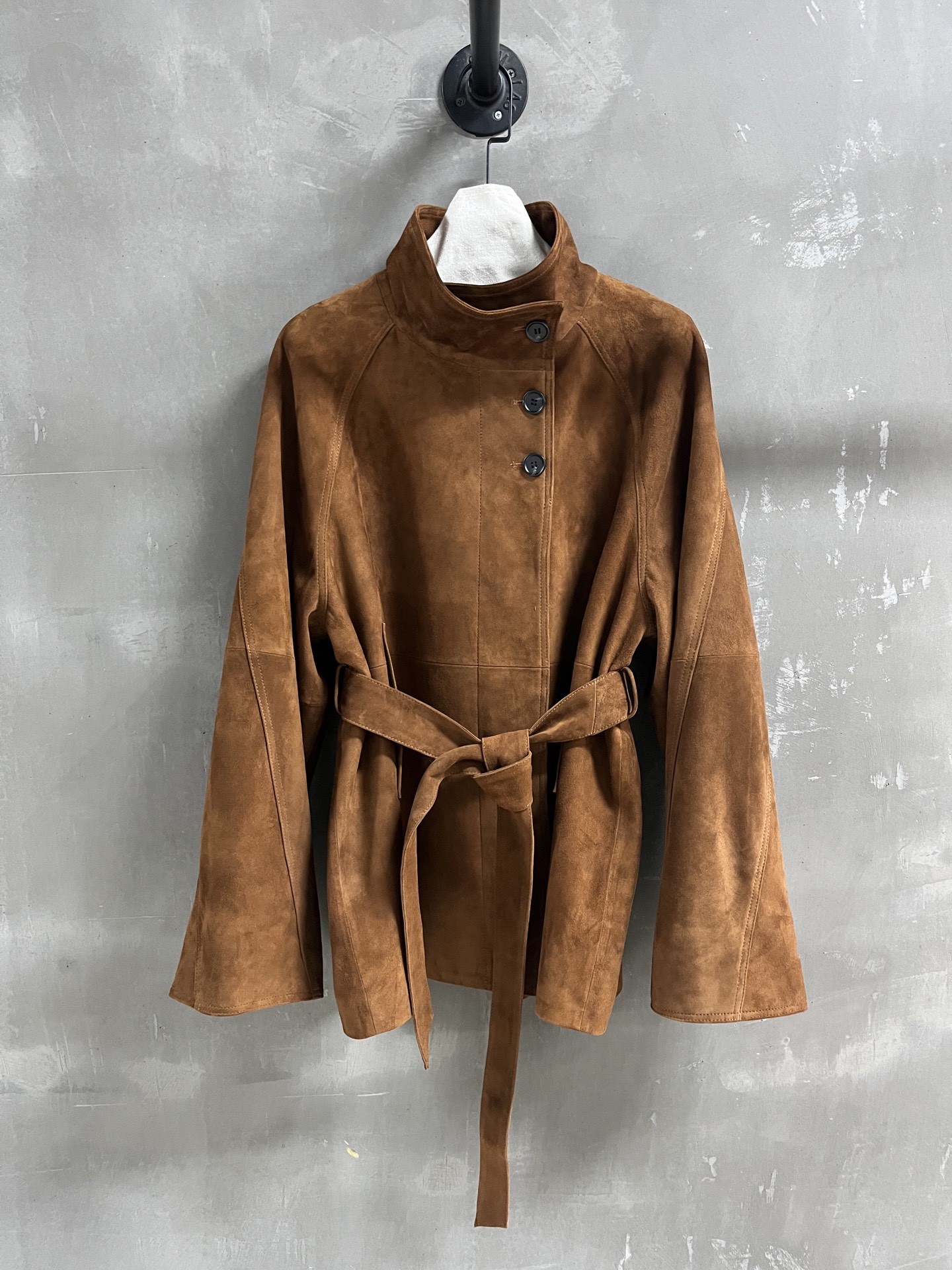 NO:889668,MiuMi* Introduction | 2026 Spring New Products The best outerwear item of the season!  Classic stand-up and flippable design, slim fit, versatile and fashionable!  - MATERIAL Material - leather imported Turkish mixed sheepskin size S- L19860909MiuMi*简介｜2026春装新品 本季度最佳外套单品！经典可立可翻设计 显瘦版型不挑人百搭又时髦！ - MATERIAL 材质 - 皮面进口土耳其混种羊皮 size S- L M码胸围122 衣长74 连肩袖长75,缪缪-服装,miumiu,jackets & coats,sheepskin,,Women's clothing