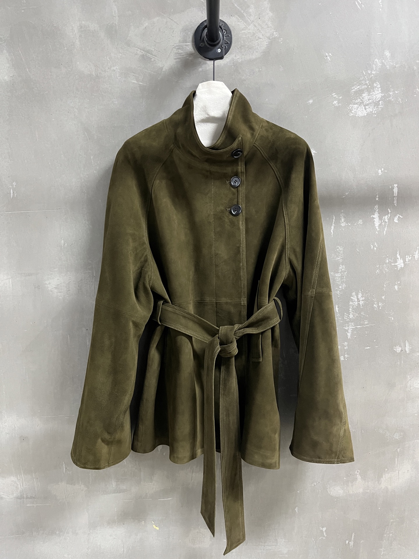 NO:742805,MiuMi* Introduction | 2026 Spring New Products The best outerwear item of the season!  Classic stand-up and flippable design, slim fit, versatile and fashionable!  - MATERIAL Material - leather imported Turkish mixed sheepskin size S- L19860909MiuMi*简介｜2026春装新品 本季度最佳外套单品！经典可立可翻设计 显瘦版型不挑人百搭又时髦！ - MATERIAL 材质 - 皮面进口土耳其混种羊皮 size S- L M码胸围122 衣长74 连肩袖长75,缪缪-服装,miumiu,jackets & coats,sheepskin,,Women's clothing