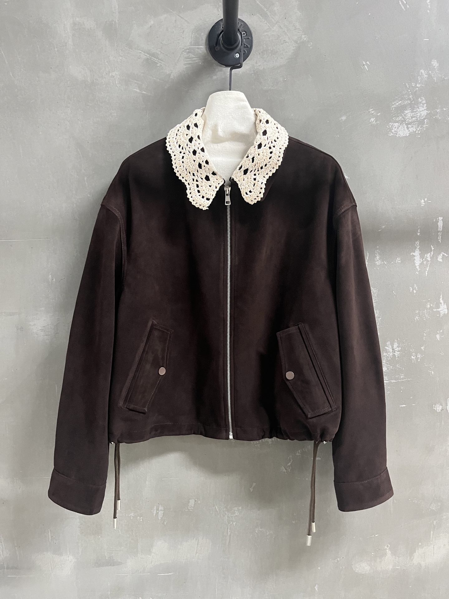 NO:869085,MiuMi* Introduction | 2026 Spring New Products The best outerwear item of the season!  Classic detachable knitted collar design, slim fit, versatile and fashionable!  - MATERIAL Material - leather imported Turkish mixed sheepskin size S- L19860909MiuMi*简介｜2026春装新品 本季度最佳外套单品！经典可拆卸针织领设计 显瘦版型不挑人百搭又时髦！ - MATERIAL 材质 - 皮面进口土耳其混种羊皮 size S- L M码胸围124 衣长57 肩宽55 袖长55 price,缪缪-服装,miumiu,jackets & coats,sheepskin,,Women's clothing