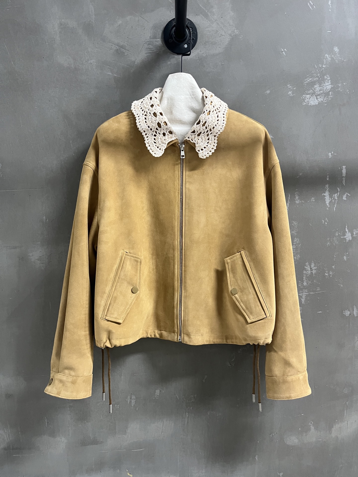 NO:743727,MiuMi* Introduction | 2026 Spring New Products The best outerwear item of the season!  Classic detachable knitted collar design, slim fit, versatile and fashionable!  - MATERIAL Material - leather imported Turkish mixed sheepskin size S- L19860909MiuMi*简介｜2026春装新品 本季度最佳外套单品！经典可拆卸针织领设计 显瘦版型不挑人百搭又时髦！ - MATERIAL 材质 - 皮面进口土耳其混种羊皮 size S- L M码胸围124 衣长57 肩宽55 袖长55 price,缪缪-服装,miumiu,jackets & coats,sheepskin,,Women's clothing