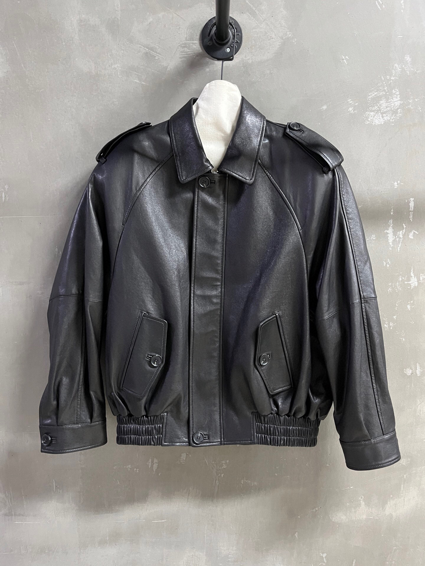 NO:744005,Introduction to Saint L*urent | 2026 Spring New Products The best leather clothing items of this season!  The style is versatile and fashionable!  Same style for men and women - MATERIAL Material - leather imported Turkish vegetable tanned sheepskin size S-L M size bust 136 length 69 raglan sleeve length 78 price, saint laurent-clothing, saint laurent, saint laurent, leather jacket, sheepskin,19860909Saint L*urent简介｜2026春装新品 本季度最佳皮衣单品！版型不挑人百搭又时髦！男女同款 - MATERIAL 材质 - 皮面进口土耳其植鞣羊皮 size Ｓ- L M码胸围136 衣长69 连肩袖长78 price,圣罗兰-服装,saint laurent,saint laurent,leather jacket,sheepskin,,Women's clothing