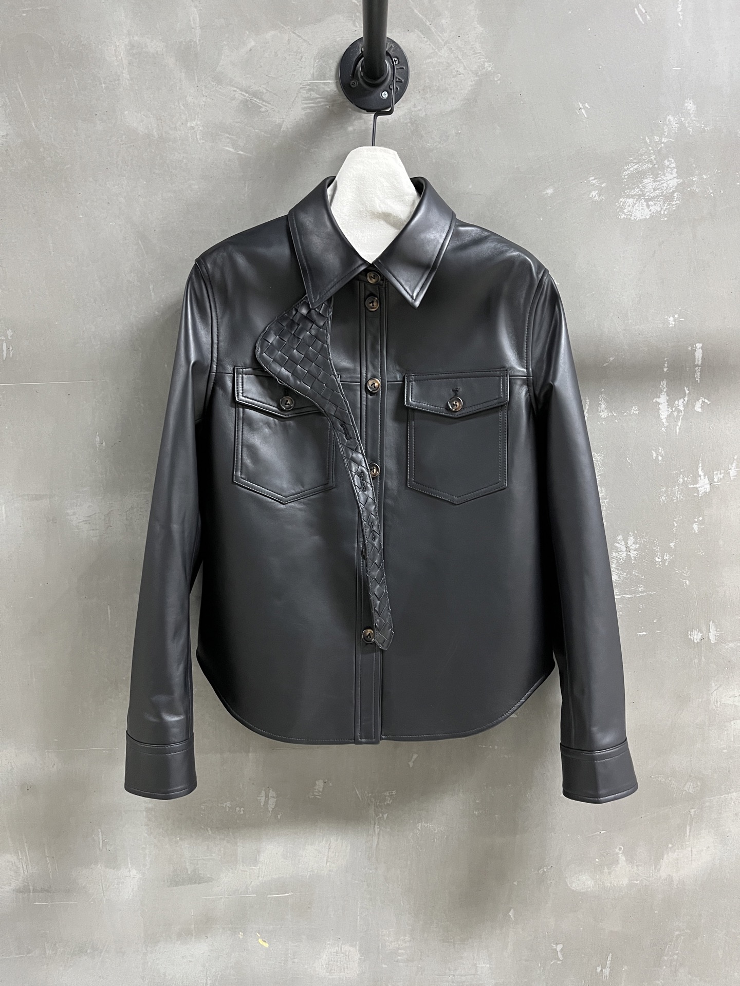 NO:744039,BV Introduction｜2026 Spring New Products The best leather clothing items this season!  The original custom-made simple shirt is easy to match, versatile and fashionable!  - MATERIAL material - leather imported Turkish lambskin sizeＳ-19860909BV简介｜2026春装新品 本季度最佳皮衣单品！原版订制 简约衬衫版型不挑人百搭又时髦！ - MATERIAL 材质 - 皮面进口土耳其小羊皮 sizeＳ- XL M码胸围106 肩宽43 衣长62 袖长62 price,葆蝶家-服装,bottega veneta,bottega veneta,shirts,leather jacket,sheepskin,,Women's clothing
