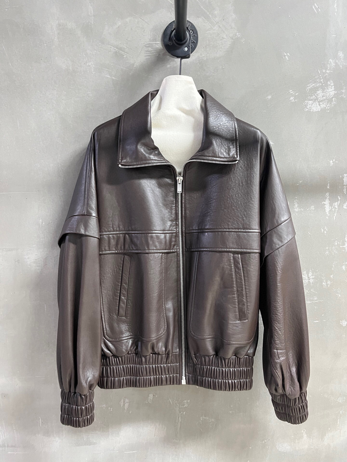 NO:744036,Introduction to Saint L*urent | 2026 Spring New Products The best leather clothing items of this season!  The style is versatile and fashionable!  Same style for men and women - MATERIAL material - leather surface imported British natural grain foam leather size S-19860909Saint L*urent简介｜2026春装新品 本季度最佳皮衣单品！版型不挑人百搭又时髦！男女同款 - MATERIAL 材质 - 皮面进口英胚自然纹泡皮 size Ｓ- XL M码胸围128衣长66肩宽76袖长48 price,圣罗兰-服装,saint laurent,saint laurent,leather jacket,,Women's clothing