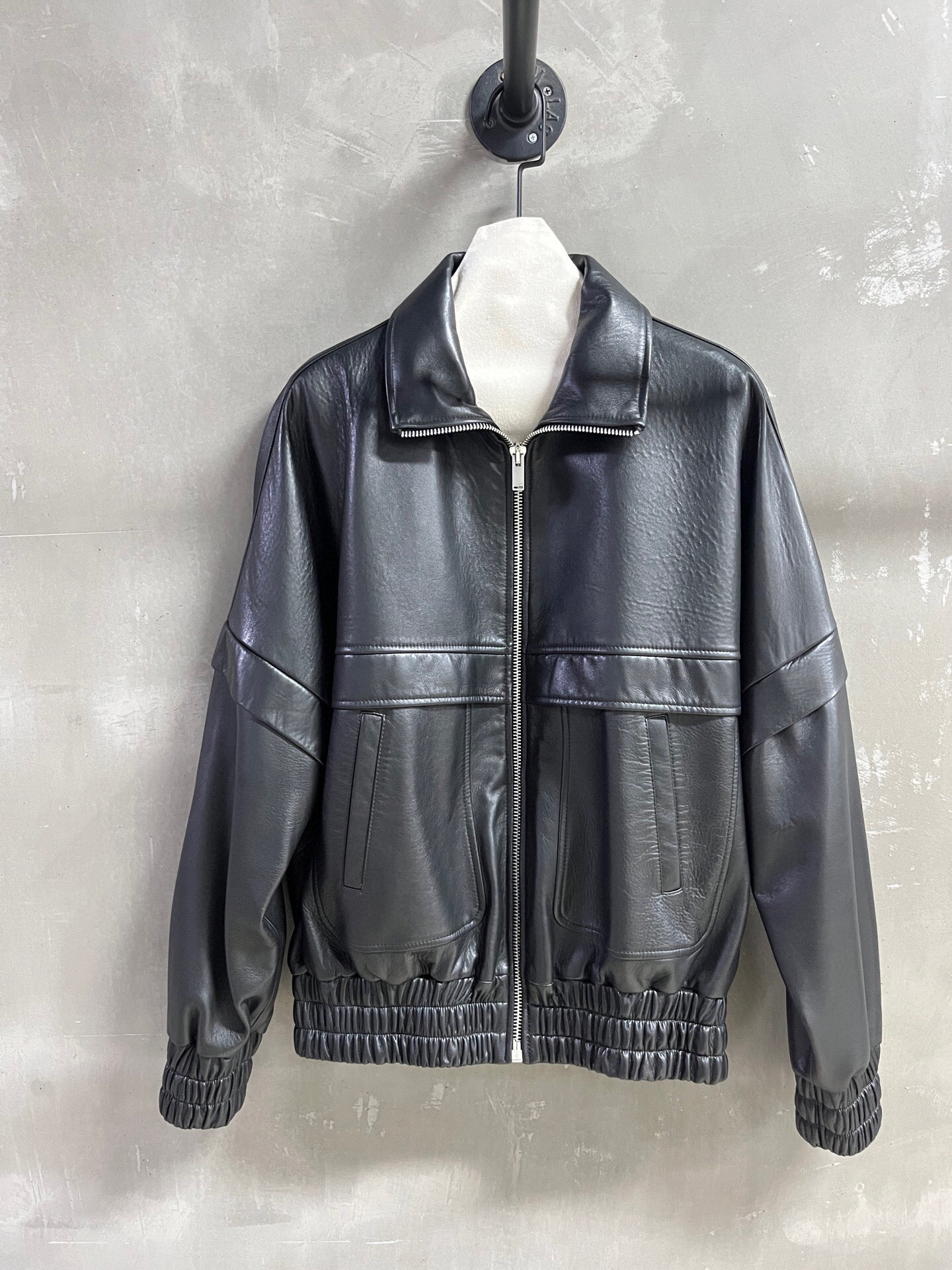 NO:779468,Introduction to Saint L*urent | 2026 Spring New Products The best leather clothing items of this season!  The style is versatile and fashionable!  Same style for men and women - MATERIAL material - leather surface imported British natural grain foam leather size S-19860909Saint L*urent简介｜2026春装新品 本季度最佳皮衣单品！版型不挑人百搭又时髦！男女同款 - MATERIAL 材质 - 皮面进口英胚自然纹泡皮 size Ｓ- XL M码胸围128衣长66肩宽76袖长48 price,圣罗兰-服装,saint laurent,saint laurent,leather jacket,,Women's clothing