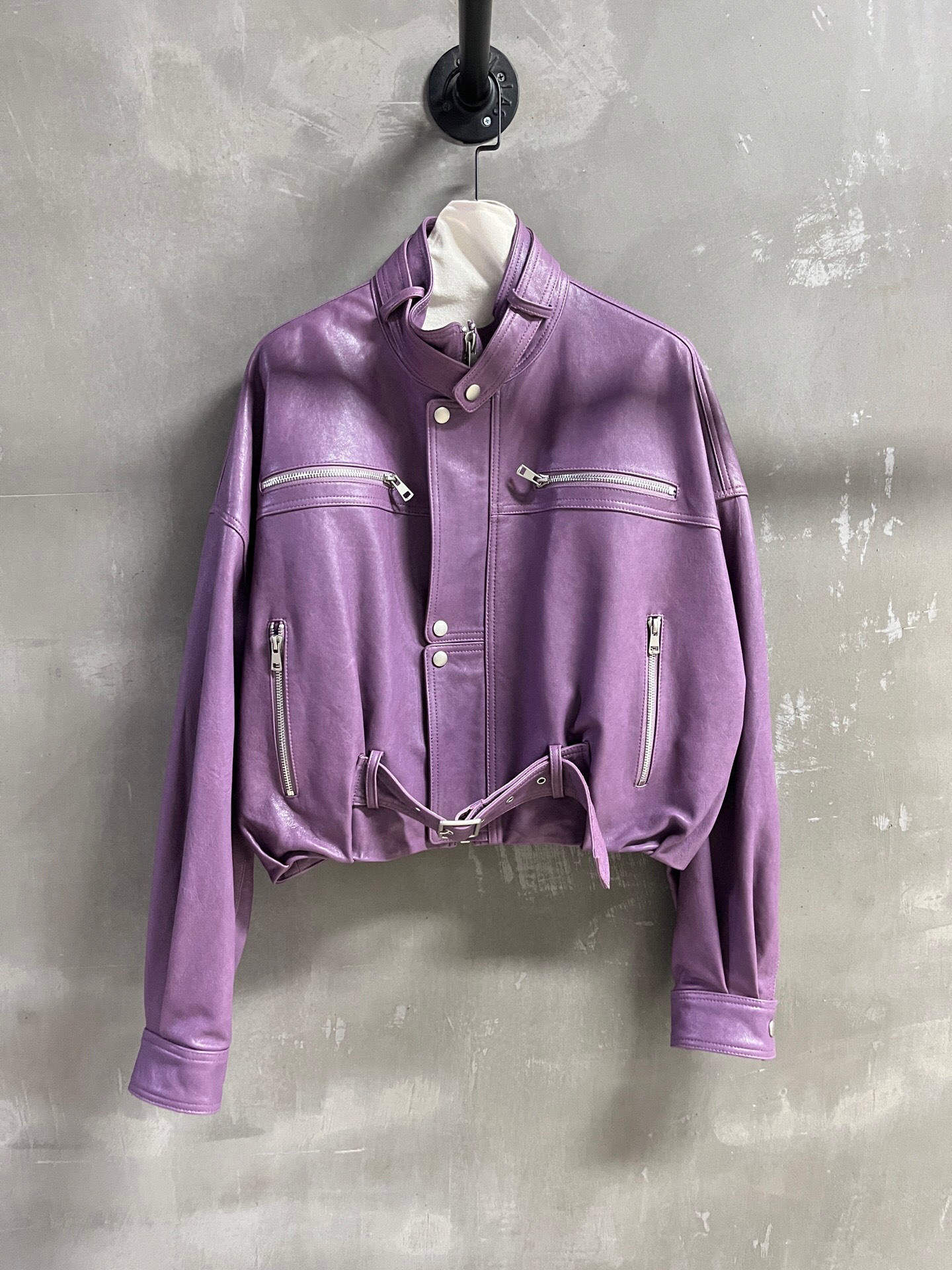 NO:744167,Introduction to Balenci*ga | 2026 Spring New Products This season’s best trendy leather clothing items!  Customized goatskin with natural grain, wide shoulders and wide design, simple and full of style, easy to match, versatile and fashionable!  - MATERIAL - Leather imported goatskin with natural grain size S- L19860909Balenci*ga简介｜2026春装新品 本季度最佳潮人皮衣单品！定制山羊皮自然纹 宽肩阔型设计简约腔调十足 版型不挑人百搭又时髦！ - MATERIAL 材质 - 皮面进口山羊皮自然纹 size S- L M码胸围140 肩宽68 衣长53 袖长51,巴黎世家-服装,balenciaga,balenciaga,leather jacket,sheepskin,,Women's clothing