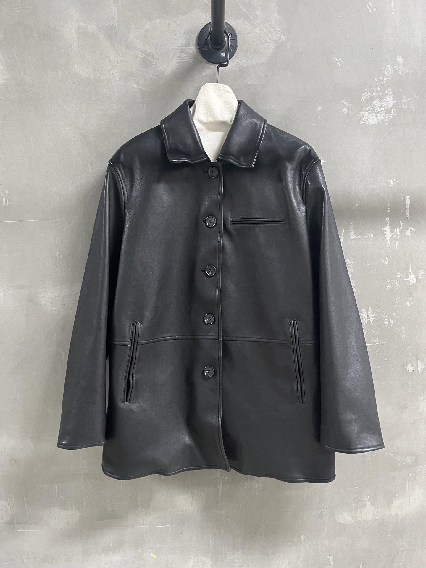 NO:869034,Introduction to London | 2026 Spring New Products The best suits of the season!  Classic old money style design, loose fit, versatile and fashionable!  - MATERIAL - Leather imported Turkish vegetable tanned sheepskin size M-19860909London简介｜2026春装新品 本季度最佳西装单品！经典老钱风设计 宽松版型不挑人百搭又时髦！ - MATERIAL 材质 - 皮面进口土耳其植鞣羊皮 size M- XL M码胸围114 衣长71 肩宽47 袖长58 price,女装,business suit,sheepskin,,Women's clothing