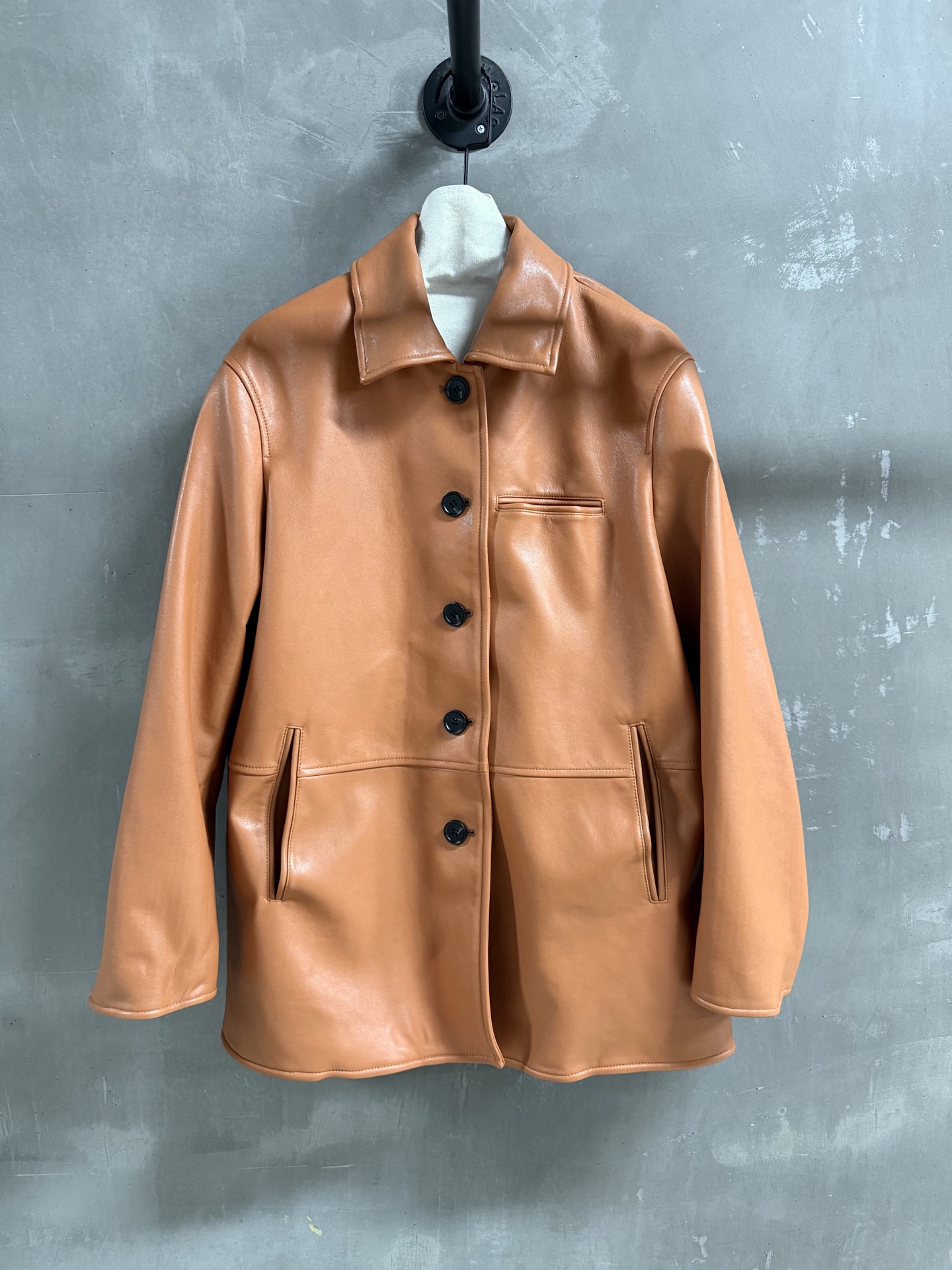 NO:755025,Introduction to London | 2026 Spring New Products The best suits of the season!  Classic old money style design, loose fit, versatile and fashionable!  - MATERIAL - Leather imported Turkish vegetable tanned sheepskin size M-19860909London简介｜2026春装新品 本季度最佳西装单品！经典老钱风设计 宽松版型不挑人百搭又时髦！ - MATERIAL 材质 - 皮面进口土耳其植鞣羊皮 size M- XL M码胸围114 衣长71 肩宽47 袖长58 price,女装,business suit,sheepskin,,Women's clothing