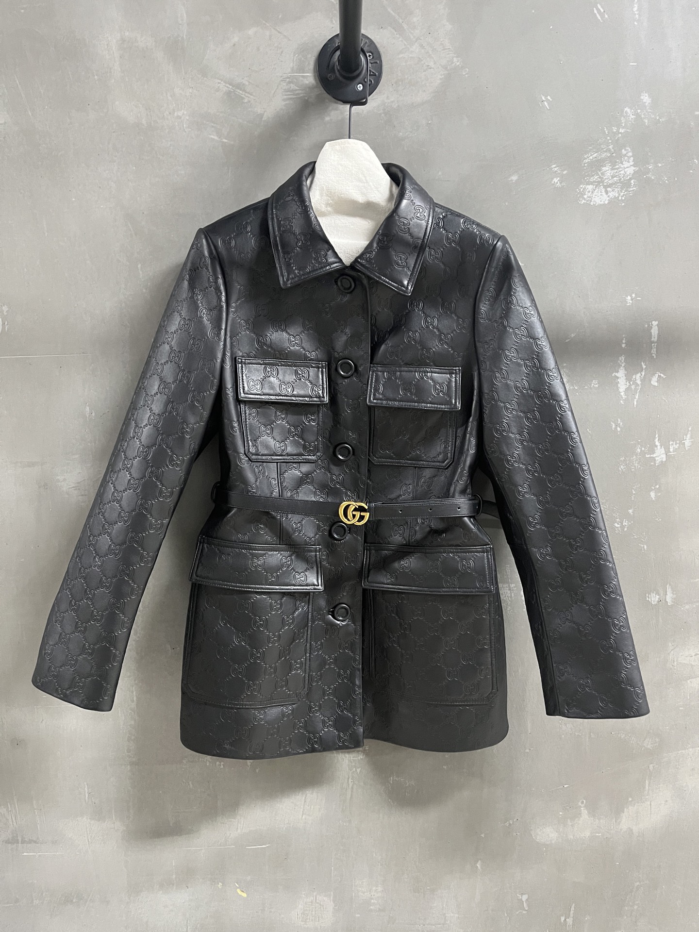 NO:869026,Introduction to Gucci | 2026 Spring New Products This season’s best old-money style items!  The style is versatile and fashionable!  - MATERIAL Material - leather imported Turkish waxed lambskin size S-19860909Gucci简介｜2026春装新品 本季度最佳老钱风单品！版型不挑人百搭又时髦！ - MATERIAL 材质 - 皮面进口土耳其油蜡小羊皮 size Ｓ- XL M码胸围92 衣长70 肩宽40袖长60 price,古驰-服装,gucci,gucci,sheepskin,,Women's clothing
