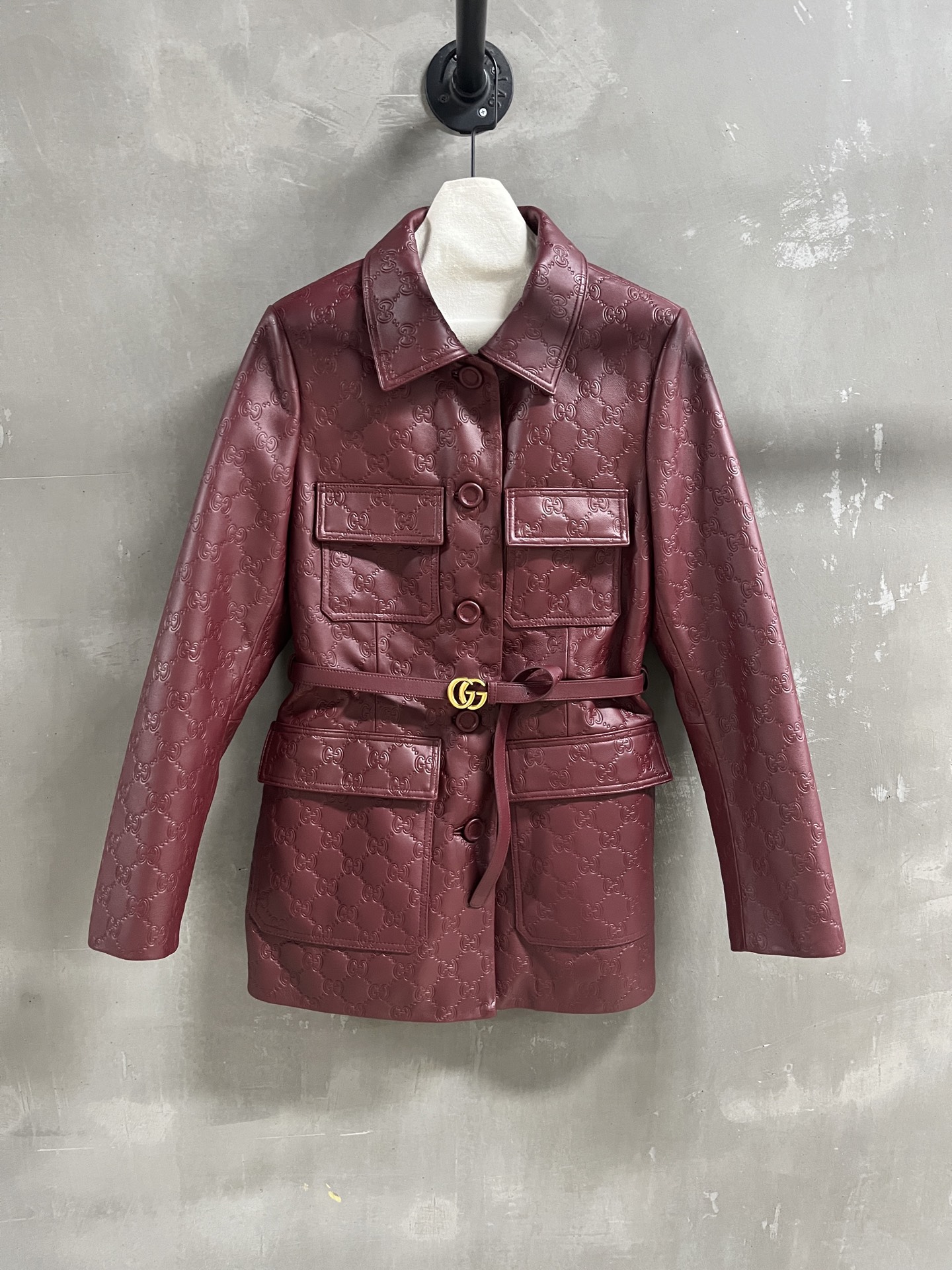 NO:755030,Introduction to Gucci | 2026 Spring New Products This season’s best old-money style items!  The style is versatile and fashionable!  - MATERIAL Material - leather imported Turkish waxed lambskin size S-19860909Gucci简介｜2026春装新品 本季度最佳老钱风单品！版型不挑人百搭又时髦！ - MATERIAL 材质 - 皮面进口土耳其油蜡小羊皮 size Ｓ- XL M码胸围92 衣长70 肩宽40袖长60 price,古驰-服装,gucci,gucci,sheepskin,,Women's clothing