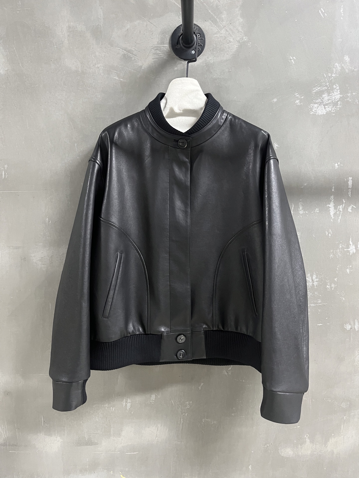 NO:755194,Introduction to The R*w | 2026 Spring New Products The best outerwear item of the season!  Original custom-made, sweet and cool retro style, easy-to-match and fashionable version!  - MATERIAL - Leather surface imported Turkish vegetable tanned sheepskin size S- L M size bust 128 length 61 shoulder width 54 sleeve length 56 price, women's clothing, jackets & coats, sheepskin,19860909The R*w简介｜2026春装新品 本季度最佳外套单品！原版订制 甜酷风复古气质,版型不挑人百搭又时髦！ - MATERIAL 材质 - 皮面进口土耳其植鞣羊皮 sizeＳ- L M码胸围128 衣长61 肩宽54 袖长56 price,女装,jackets & coats,sheepskin,,Women's clothing