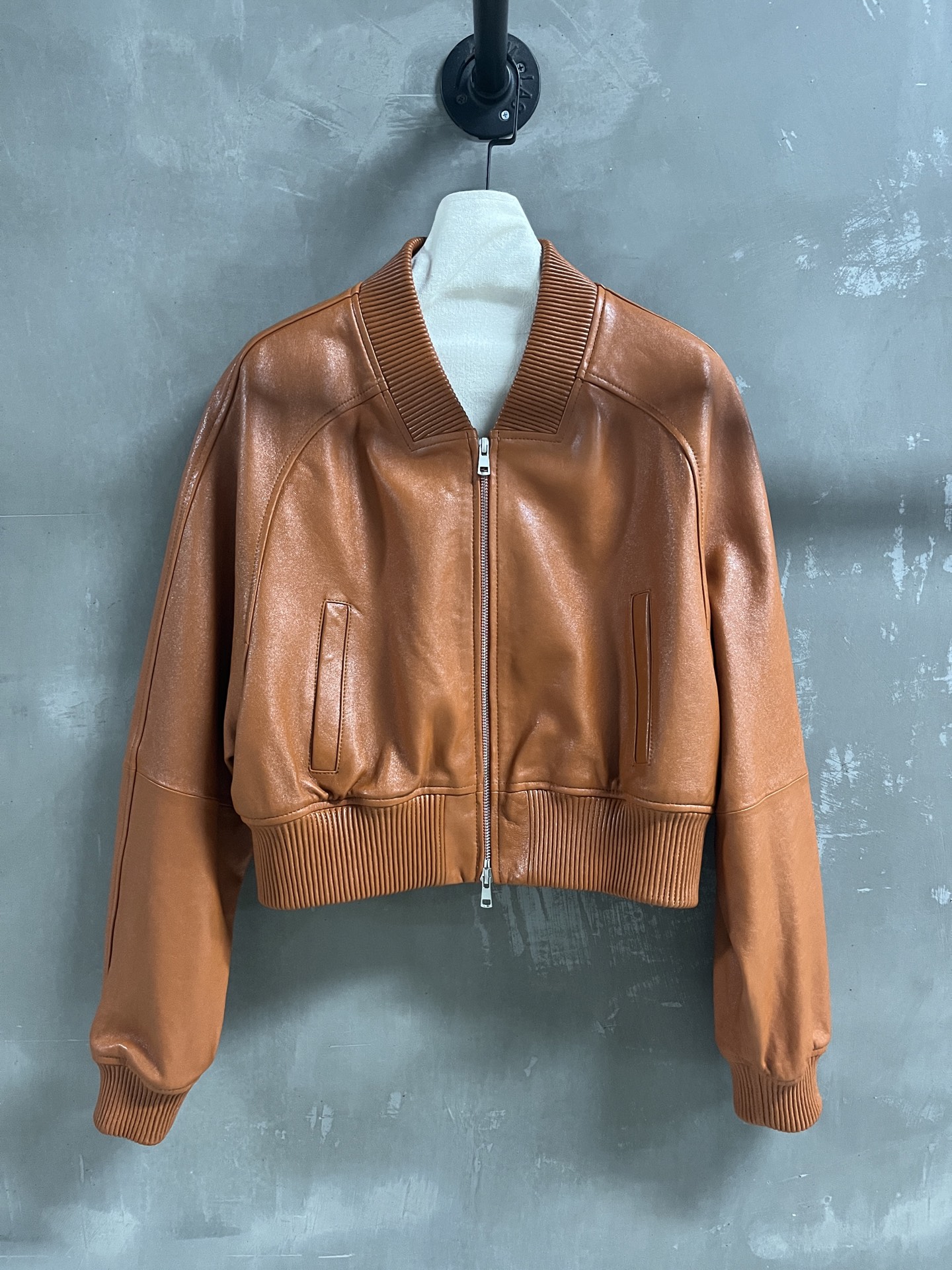 NO:869007,Introduction to Phoebe Philo｜2026 Spring New Products The best outerwear item of the season!  Original custom-made, sweet and cool retro style, easy-to-match and fashionable version!  - MATERIAL Material - leather imported Turkish vegetable tanned sheepskin size S - L M size bust 120 length 50 shoulder sleeve length 78 price, Prada-clothing, prada, jackets & coats, sheepskin,19860909Phoebe Philo简介｜2026春装新品 本季度最佳外套单品！原版订制 甜酷风复古气质,版型不挑人百搭又时髦！ - MATERIAL 材质 - 皮面进口土耳其植鞣羊皮 sizeＳ- L M码胸围120 衣长50 肩袖长78 price,普拉达-服装,prada,jackets & coats,sheepskin,,Women's clothing
