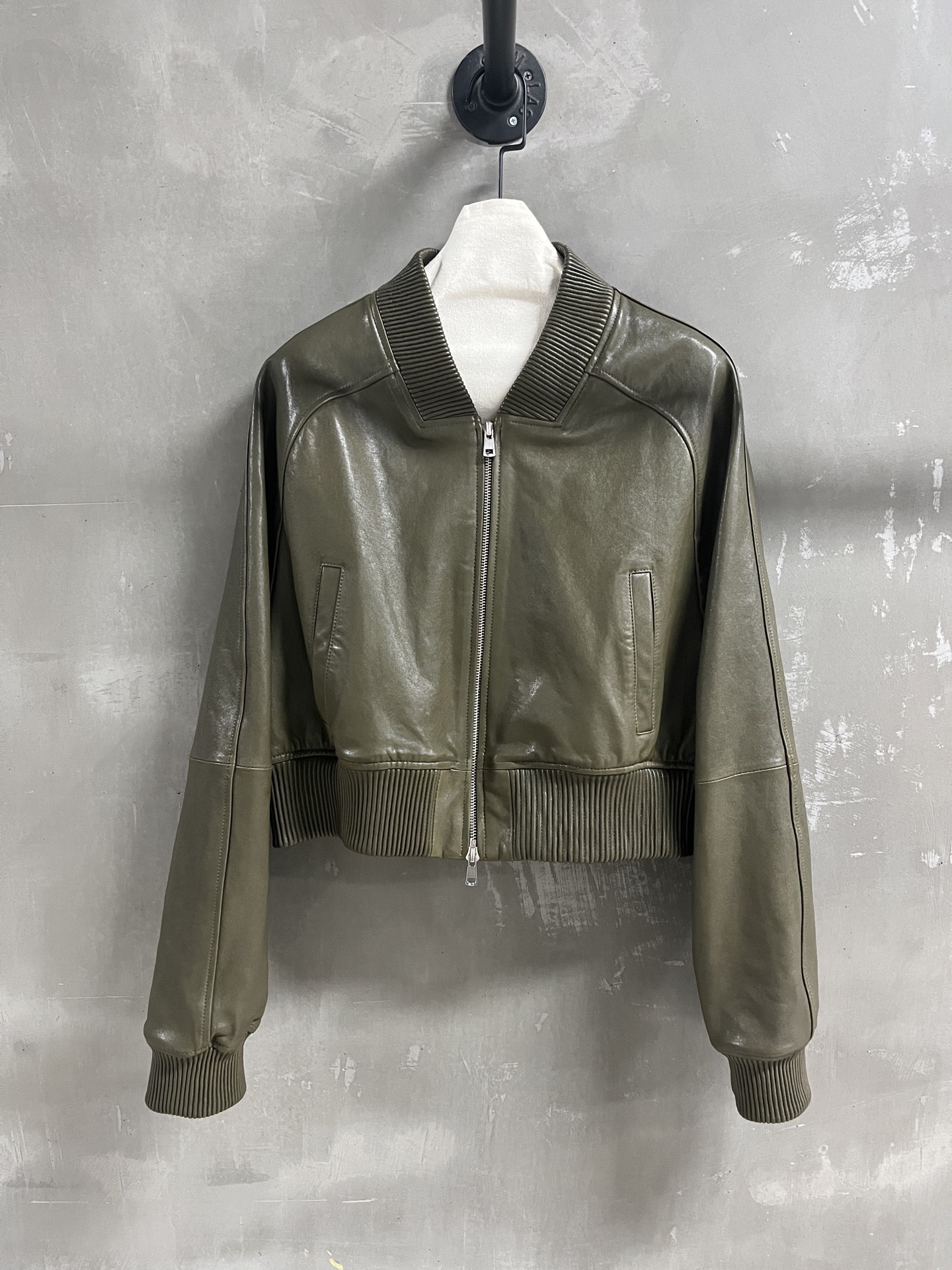 NO:755236,Introduction to Phoebe Philo｜2026 Spring New Products The best outerwear item of the season!  Original custom-made, sweet and cool retro style, easy-to-match and fashionable version!  - MATERIAL Material - leather imported Turkish vegetable tanned sheepskin size S - L M size bust 120 length 50 shoulder sleeve length 78 price, Prada-clothing, prada, jackets & coats, sheepskin,19860909Phoebe Philo简介｜2026春装新品 本季度最佳外套单品！原版订制 甜酷风复古气质,版型不挑人百搭又时髦！ - MATERIAL 材质 - 皮面进口土耳其植鞣羊皮 sizeＳ- L M码胸围120 衣长50 肩袖长78 price,普拉达-服装,prada,jackets & coats,sheepskin,,Women's clothing