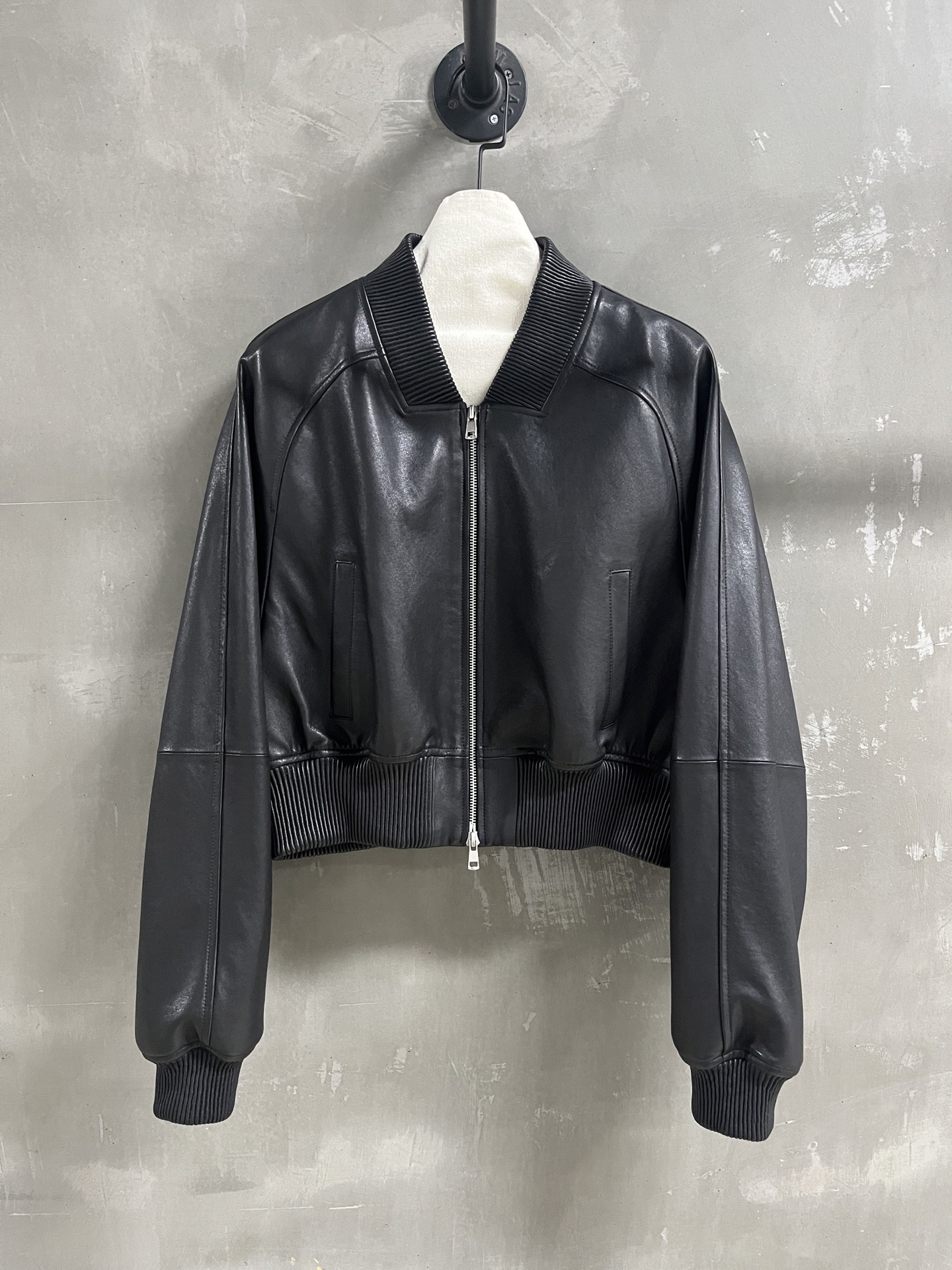 NO:755242,Introduction to Phoebe Philo｜2026 Spring New Products The best outerwear item of the season!  Original custom-made, sweet and cool retro style, easy-to-match and fashionable version!  - MATERIAL - Leather imported Turkish vegetable tanned sheepskin size S - L M size chest 120 length 50 shoulder sleeve length 78 pricep, Prada-clothing, prada, jackets & coats, sheepskin,19860909Phoebe Philo简介｜2026春装新品 本季度最佳外套单品！原版订制 甜酷风复古气质,版型不挑人百搭又时髦！ - MATERIAL 材质 - 皮面进口土耳其植鞣羊皮 sizeＳ- L M码胸围120 衣长50 肩袖长78 pricep,普拉达-服装,prada,jackets & coats,sheepskin,,Women's clothing