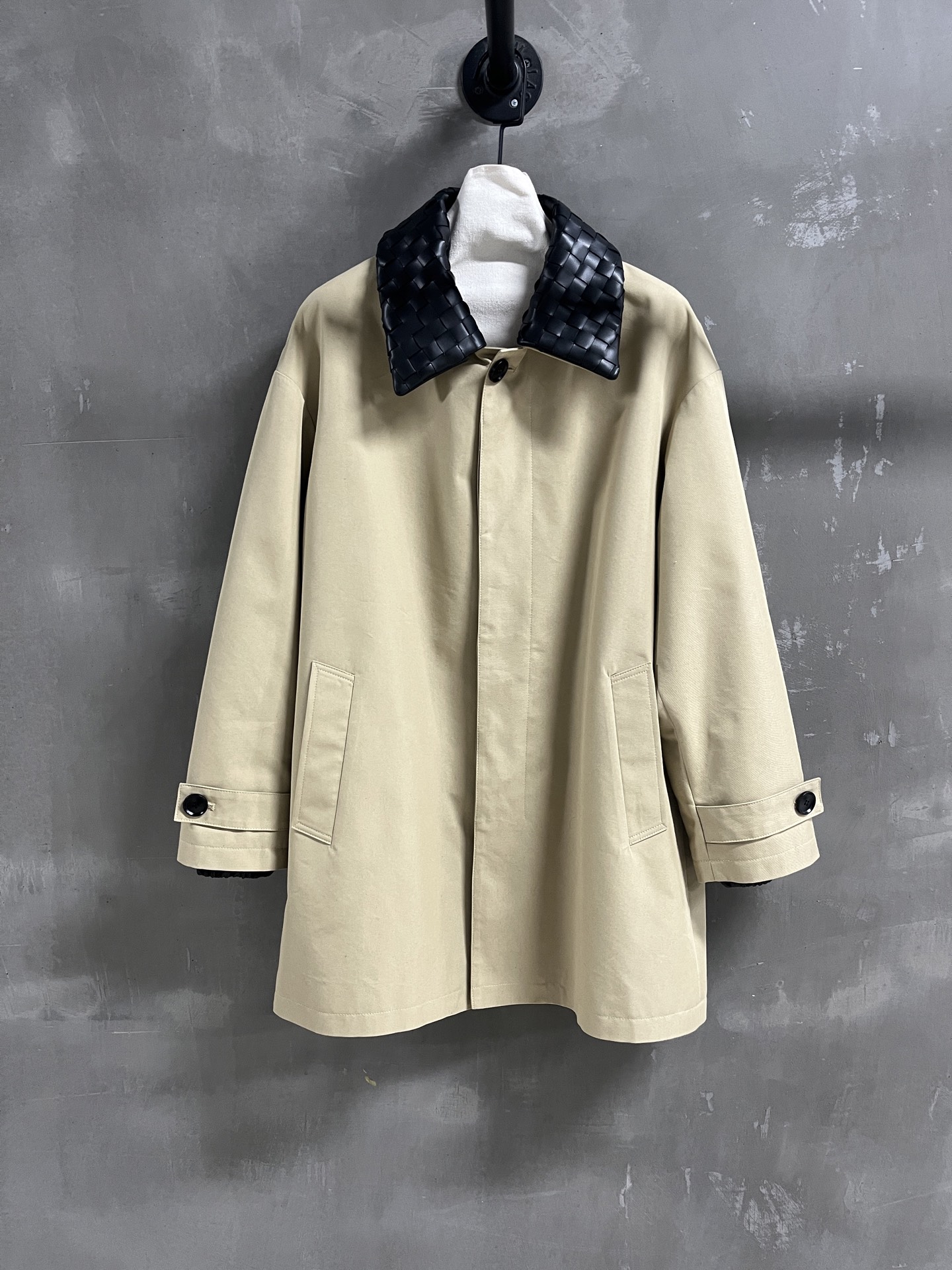 NO:755339,BV Introduction｜2026 Spring New Products The best outerwear item of the season!  Original custom-made retro denim Barn style sheepskin woven splicing fabric, easy to match, versatile and fashionable!  - MATERIAL Material - Leather imported original high-weave density fabric size S- L19860909BV简介｜2026春装新品 本季度最佳外套单品！原版订制 复古丹宁巴恩风 羊皮编织拼接面料 版型不挑人百搭又时髦！ - MATERIAL 材质 - 皮面进口原版高织数密度面料 sizeＳ- L M码胸围124衣长82 肩宽54袖长54,葆蝶家-服装,bottega veneta,bottega veneta,jackets & coats,sheepskin,,Women's clothing