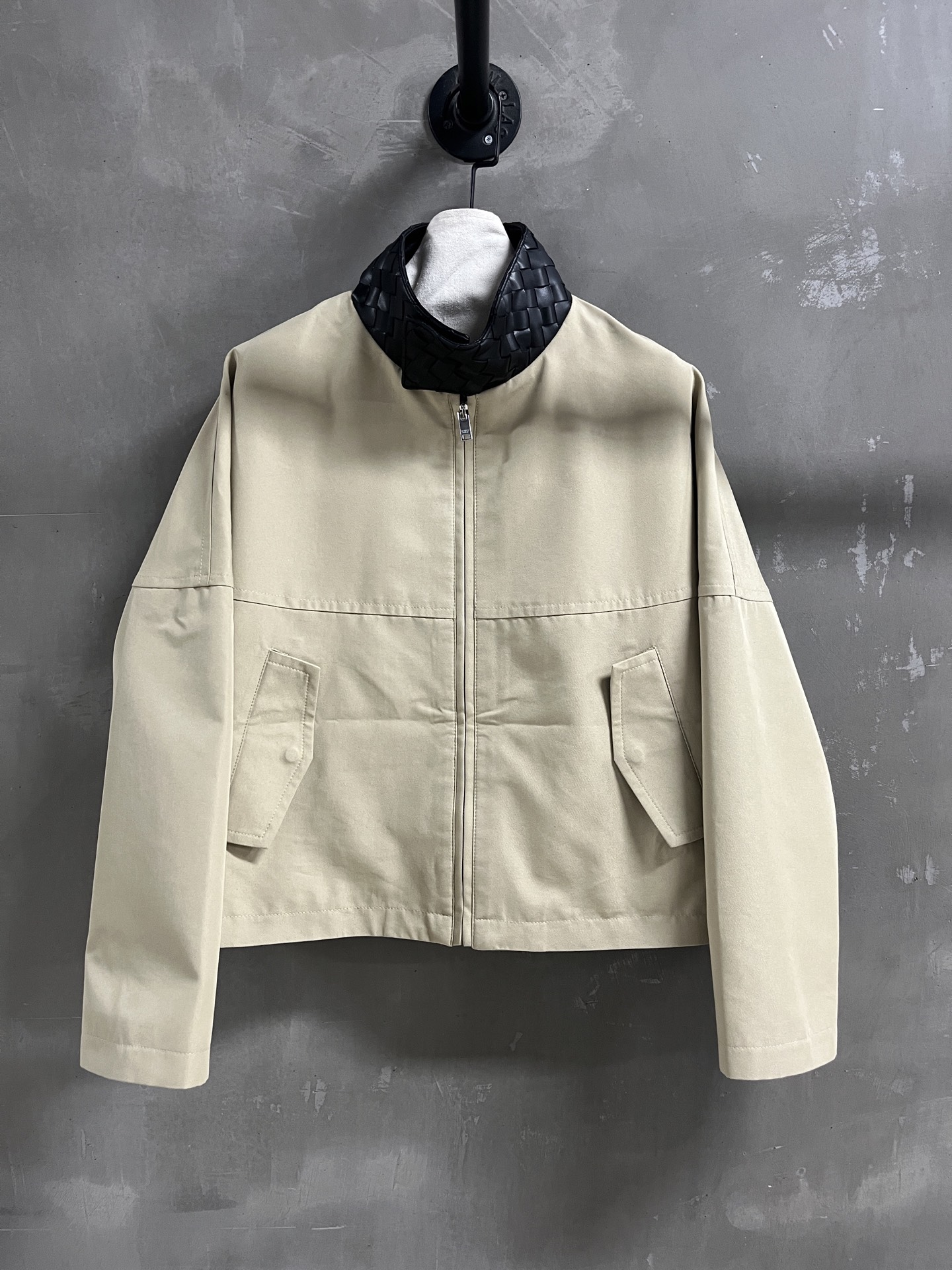 NO:779472,BV Introduction｜2026 Spring New Products The best outerwear item of the season!  Original custom-made retro denim Barn style sheepskin woven splicing fabric, easy to match, versatile and fashionable!  - MATERIAL Material - Leather imported original high weave density fabric size S- L19860909BV简介｜2026春装新品 本季度最佳外套单品！原版订制 复古丹宁巴恩风 羊皮编织拼接面料 版型不挑人百搭又时髦！ - MATERIAL 材质 - 皮面进口原版高织数密度面料 sizeＳ- L M码胸围118 衣长56 连肩袖长72,葆蝶家-服装,bottega veneta,bottega veneta,jackets & coats,sheepskin,,Women's clothing