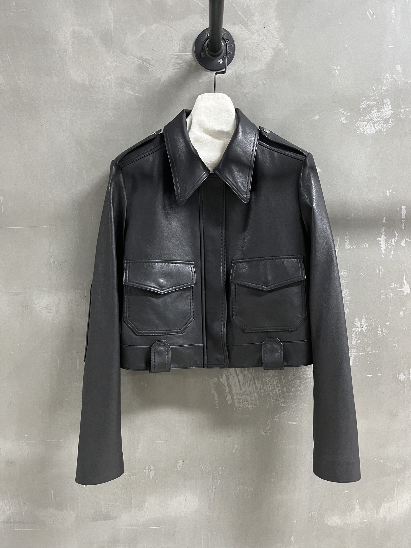 NO:755619,Introduction to Khaite | 2026 Spring New Products The best outerwear item of the season!  Original custom-made, sweet and cool retro style, easy-to-match and fashionable version!  - MATERIAL - Leather imported Turkish vegetable tanned sheepskin sizeＳ-19860909Khaite简介｜2026春装新品 本季度最佳外套单品！原版订制 甜酷风复古气质,版型不挑人百搭又时髦！ - MATERIAL 材质 - 皮面进口土耳其植鞣羊皮 sizeＳ- XL M码胸围102 衣长48 肩宽41 袖长63,女装,jackets & coats,sheepskin,,Women's clothing