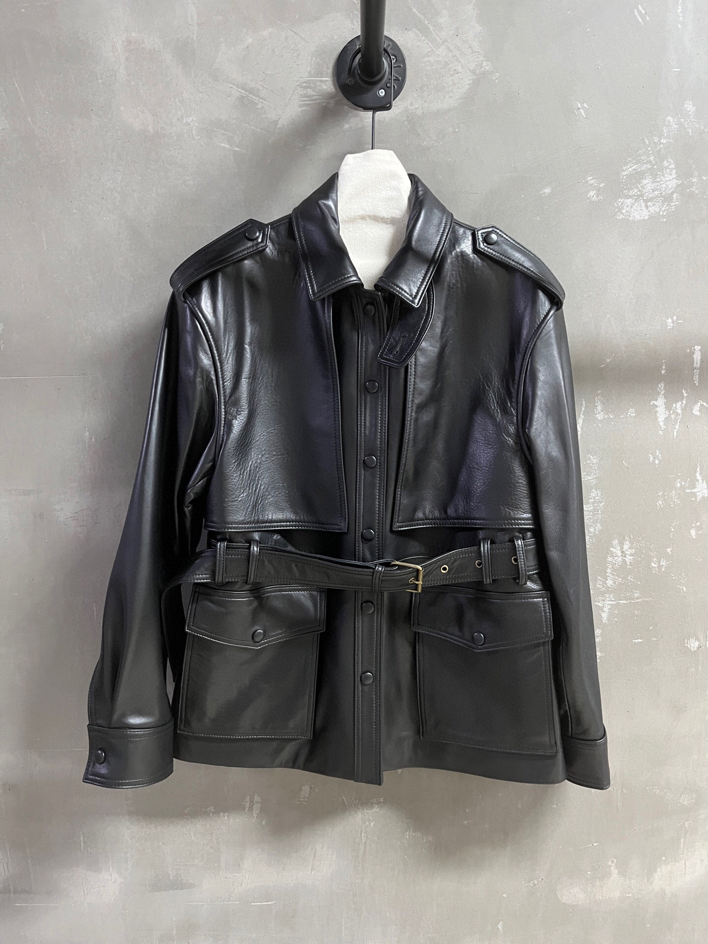 NO:868894,Introduction to Saint L*urent | 2026 Spring New Products The best leather clothing items of this season!  The style is versatile and fashionable!  - MATERIAL Material - Leather surface imported British natural grain foam leather size S-L M size bust 114 length 66 shoulder width 51 sleeve length 57 price, saint laurent-clothing, saint laurent, saint laurent, leather jacket,19860909Saint L*urent简介｜2026春装新品 本季度最佳皮衣单品！版型不挑人百搭又时髦！ - MATERIAL 材质 - 皮面进口英胚自然纹泡皮 size Ｓ- L M码胸围114衣长66肩宽51袖长57 price,圣罗兰-服装,saint laurent,saint laurent,leather jacket,,Women's clothing