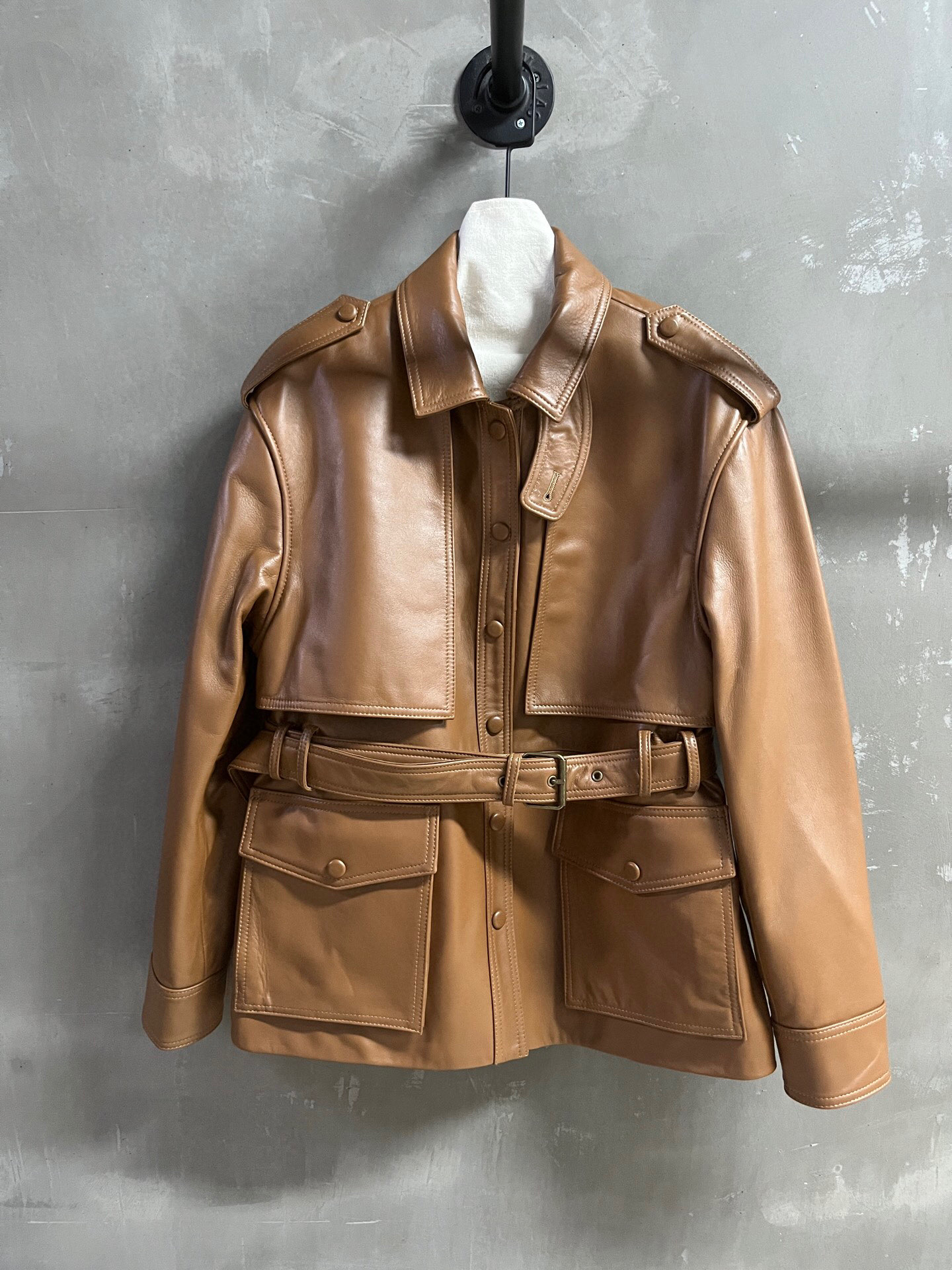 NO:779554,Introduction to Saint L*urent | 2026 Spring New Products The best leather clothing items of this season!  The style is versatile and fashionable!  - MATERIAL Material - Leather surface imported British natural grain foam leather size S-L M size bust 114 length 66 shoulder width 51 sleeve length 57 price, saint laurent-clothing, saint laurent, saint laurent, leather jacket,19860909Saint L*urent简介｜2026春装新品 本季度最佳皮衣单品！版型不挑人百搭又时髦！ - MATERIAL 材质 - 皮面进口英胚自然纹泡皮 size Ｓ- L M码胸围114衣长66肩宽51袖长57 price,圣罗兰-服装,saint laurent,saint laurent,leather jacket,,Women's clothing