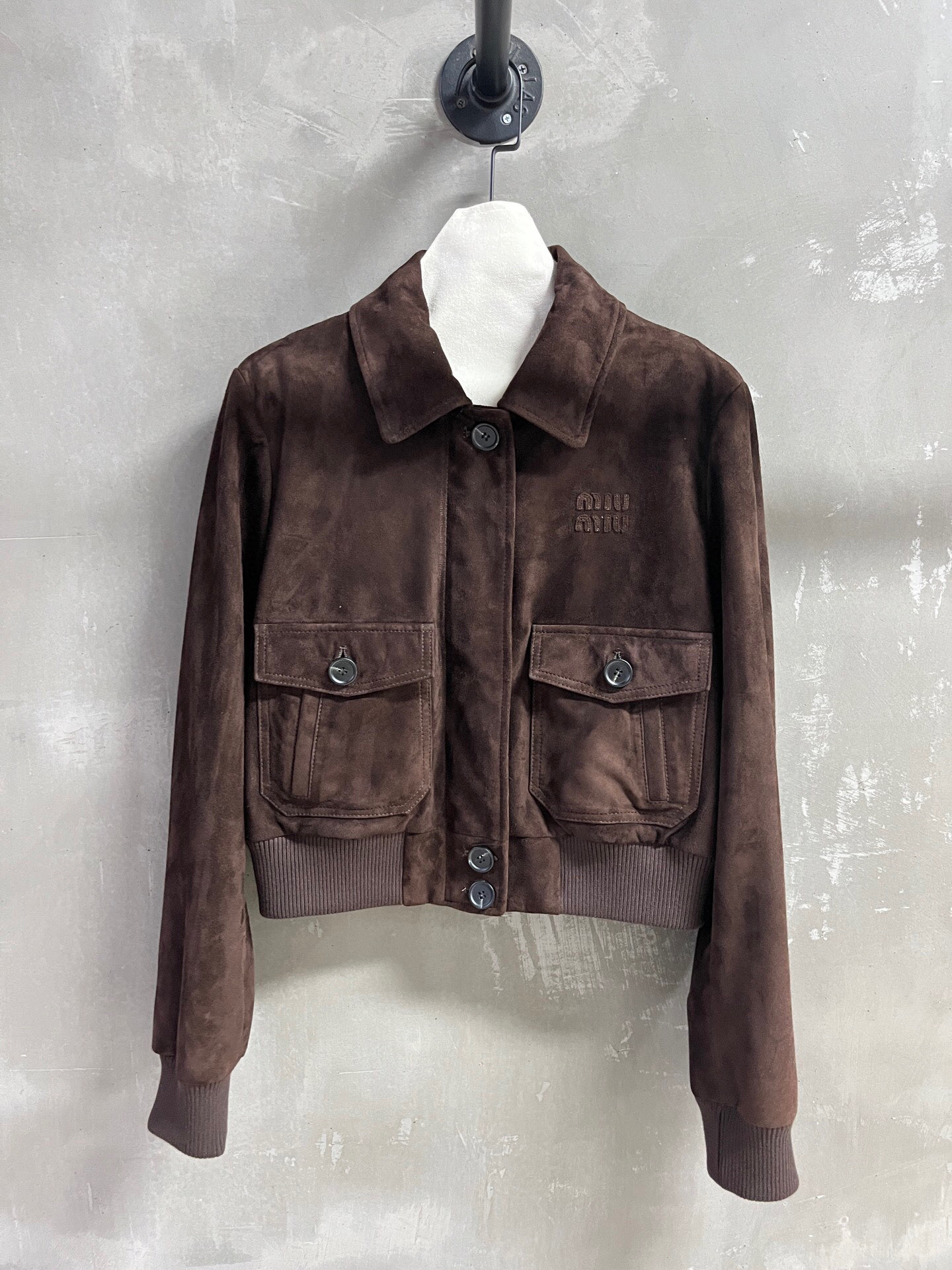 NO:868886,MiuMi* Introduction | 2026 Spring New Products The best outerwear item of the season!  Classic jacket with contrasting color design, slim fit, versatile and fashionable!  - MATERIAL material - leather imported Turkish mixed sheepskin size M-19860909MiuMi*简介｜2026春装新品 本季度最佳外套单品！经典夹克撞色设计 显瘦版型不挑人百搭又时髦！ - MATERIAL 材质 - 皮面进口土耳其混种羊皮 size M- XL M码胸围110衣长50 袖长65 肩宽45 price,缪缪-服装,miumiu,jackets & coats,jackets & coats,sheepskin,,Women's clothing