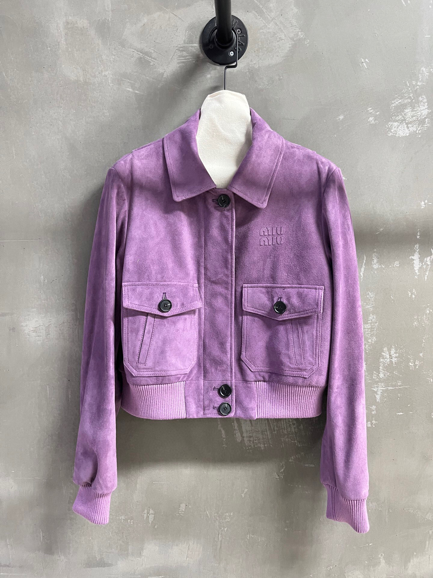 NO:925177,MiuMi* Introduction | 2026 Spring New Products The best outerwear item of the season!  Classic jacket with contrasting color design, slim fit, versatile and fashionable!  - MATERIAL material - leather imported Turkish mixed sheepskin size M-19860909MiuMi*简介｜2026春装新品 本季度最佳外套单品！经典夹克撞色设计 显瘦版型不挑人百搭又时髦！ - MATERIAL 材质 - 皮面进口土耳其混种羊皮 size M- XL M码胸围110衣长50 袖长65 肩宽45 price,缪缪-服装,miumiu,jackets & coats,jackets & coats,sheepskin,,Women's clothing