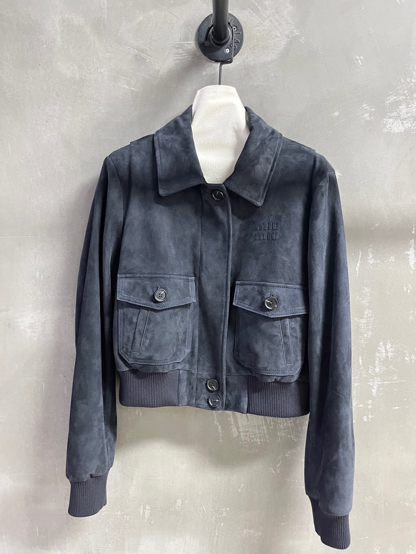 NO:892376,MiuMi* Introduction | 2026 Spring New Products The best outerwear item of the season!  Classic jacket with contrasting color design, slim fit, versatile and fashionable!  - MATERIAL material - leather imported Turkish mixed sheepskin size M-19860909MiuMi*简介｜2026春装新品 本季度最佳外套单品！经典夹克撞色设计 显瘦版型不挑人百搭又时髦！ - MATERIAL 材质 - 皮面进口土耳其混种羊皮 size M- XL M码胸围110衣长50 袖长65 肩宽45 price,缪缪-服装,miumiu,jackets & coats,jackets & coats,sheepskin,,Women's clothing
