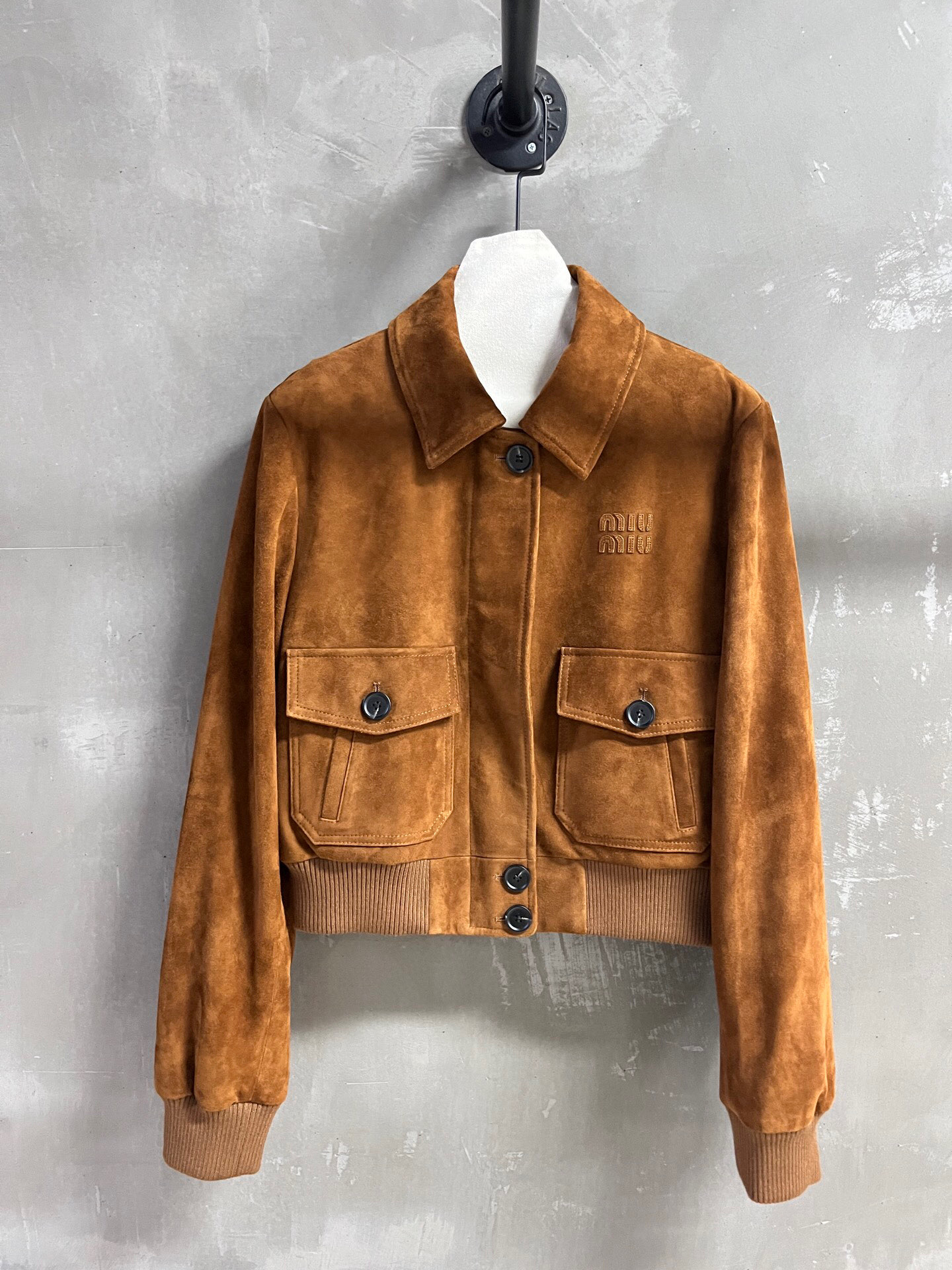 NO:779507,MiuMi* Introduction | 2026 Spring New Products The best outerwear item of the season!  Classic jacket with contrasting color design, slim fit, versatile and fashionable!  - MATERIAL material - leather imported Turkish mixed sheepskin size M-19860909MiuMi*简介｜2026春装新品 本季度最佳外套单品！经典夹克撞色设计 显瘦版型不挑人百搭又时髦！ - MATERIAL 材质 - 皮面进口土耳其混种羊皮 size M- XL M码胸围110衣长50 袖长65 肩宽45 price,缪缪-服装,miumiu,jackets & coats,jackets & coats,sheepskin,,Women's clothing