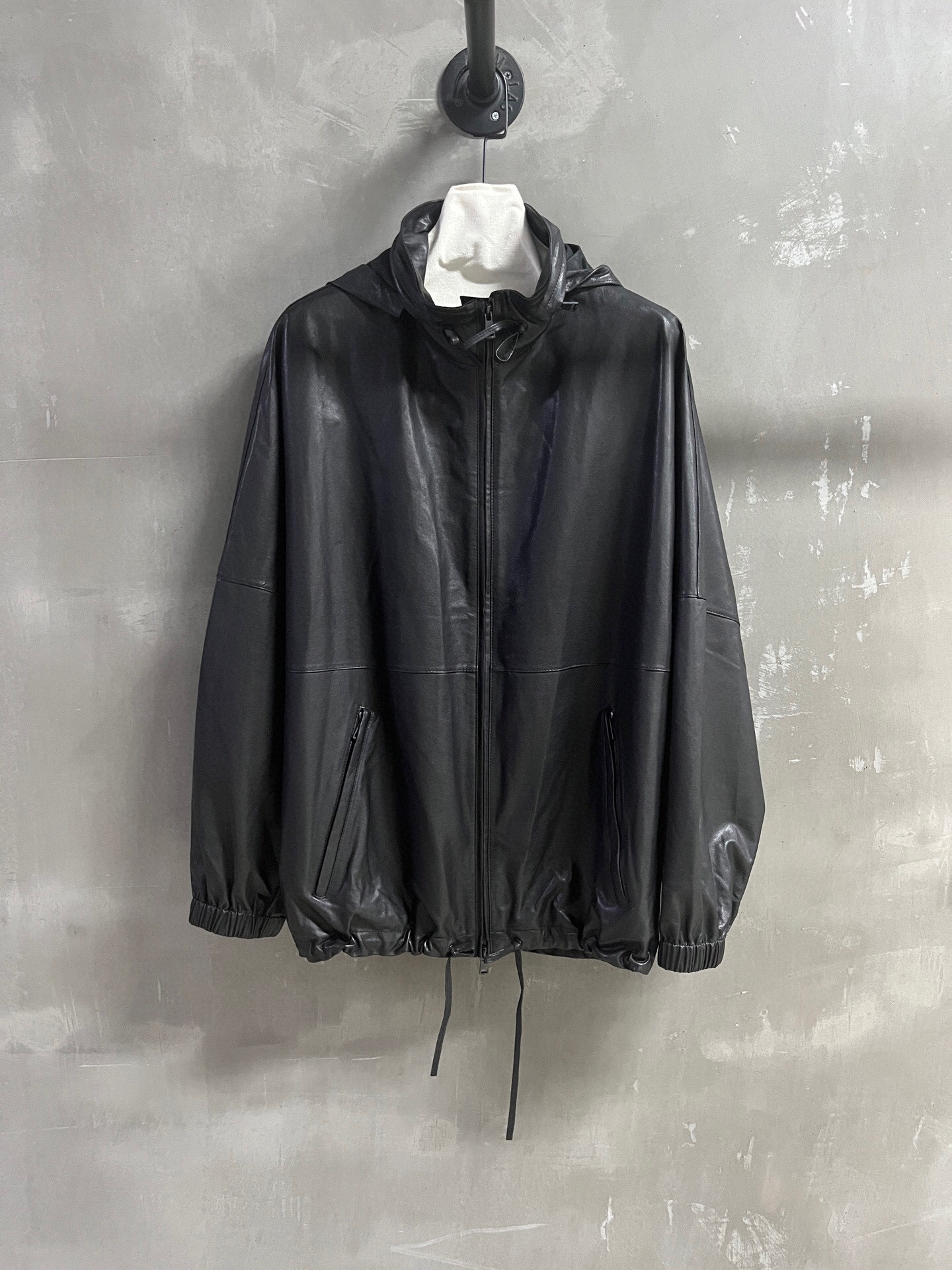 NO:779517,Introduction to The R*w｜2026 Spring New Products The best leather clothing items this season!  Original custom-made, sporty retro temperament, versatile and fashionable version that is not picky!  Adopting closed velvet technology, no lining design - MATERIAL material - imported Turkish ultra-thin vegetable tanned leather sizeS- L M size bust 130 length 68 shoulder sleeve length 76.5 price, women's clothing, leather jacket,19860909The R*w简介｜2026春装新品 本季度最佳皮衣单品！原版订制 运动复古气质,版型不挑人百搭又时髦！采用闭绒工艺 内里无里布设计 - MATERIAL 材质 - 皮面进口土耳其超薄植鞣 sizeS- L M码胸围130 衣长68 肩袖长76.5 price,女装,leather jacket,,Women's clothing