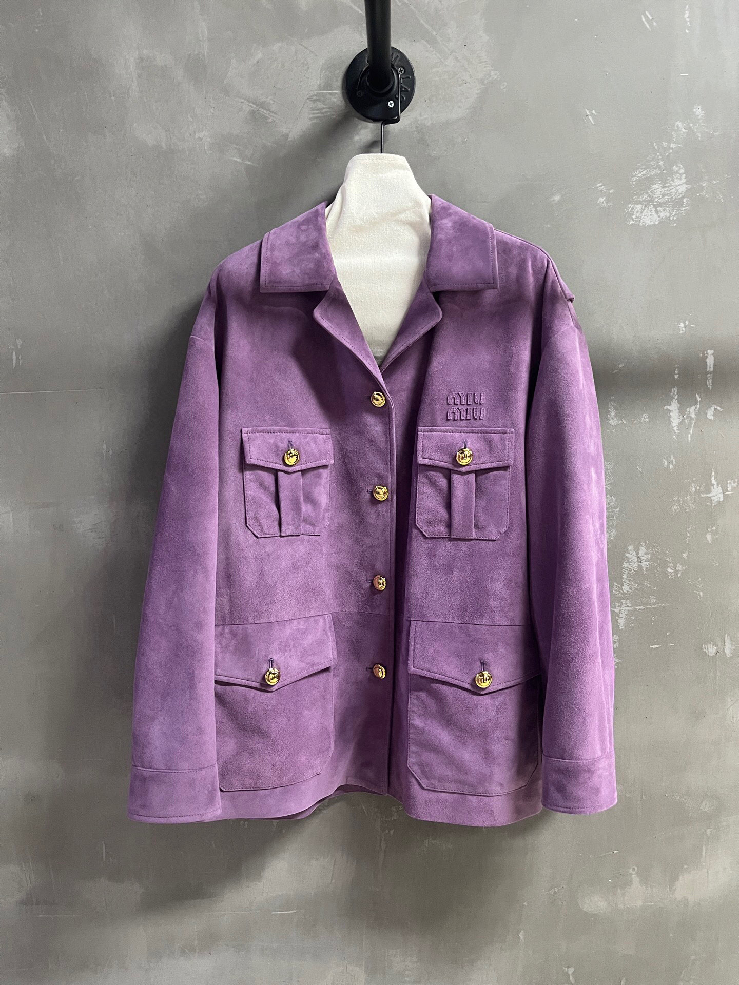 NO:868867,MiuMi* Introduction | 2026 Spring New Products The best outerwear item of the season!  Classic jacket design, slim fit, versatile and fashionable!  - MATERIAL material - leather imported Turkish mixed sheepskin size S- L19860909MiuMi*简介｜2026春装新品 本季度最佳外套单品！经典夹克设计 显瘦版型不挑人百搭又时髦！ - MATERIAL 材质 - 皮面进口土耳其混种羊皮 size S- L M码胸围124衣长72袖长56肩宽59,缪缪-服装,miumiu,jackets & coats,jackets & coats,sheepskin,,Women's clothing