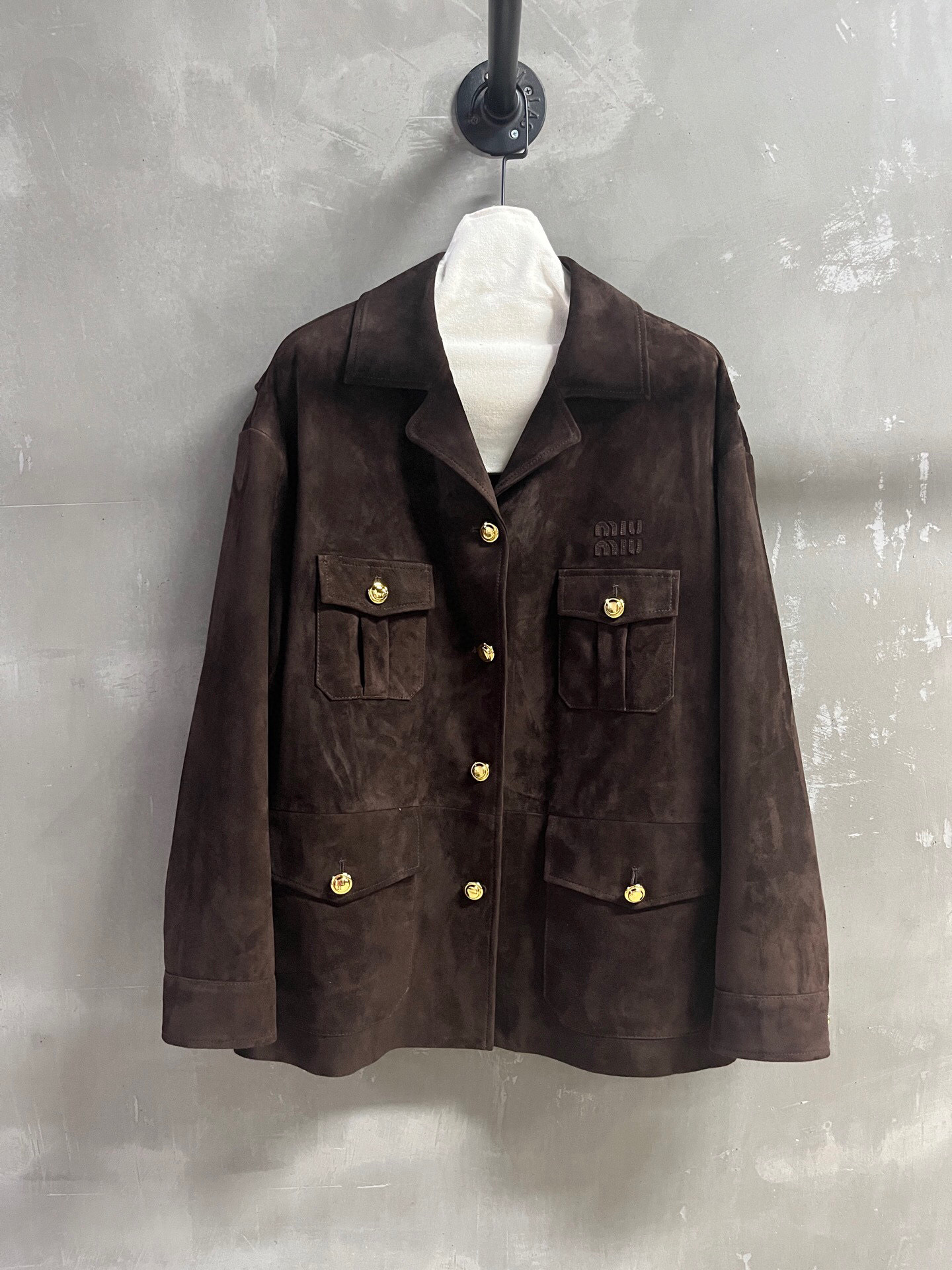 NO:925179,MiuMi* Introduction | 2026 Spring New Products The best outerwear item of the season!  Classic jacket design, slim fit, versatile and fashionable!  - MATERIAL material - leather imported Turkish mixed sheepskin size S- L19860909MiuMi*简介｜2026春装新品 本季度最佳外套单品！经典夹克设计 显瘦版型不挑人百搭又时髦！ - MATERIAL 材质 - 皮面进口土耳其混种羊皮 size S- L M码胸围124衣长72袖长56肩宽59,缪缪-服装,miumiu,jackets & coats,jackets & coats,sheepskin,,Women's clothing