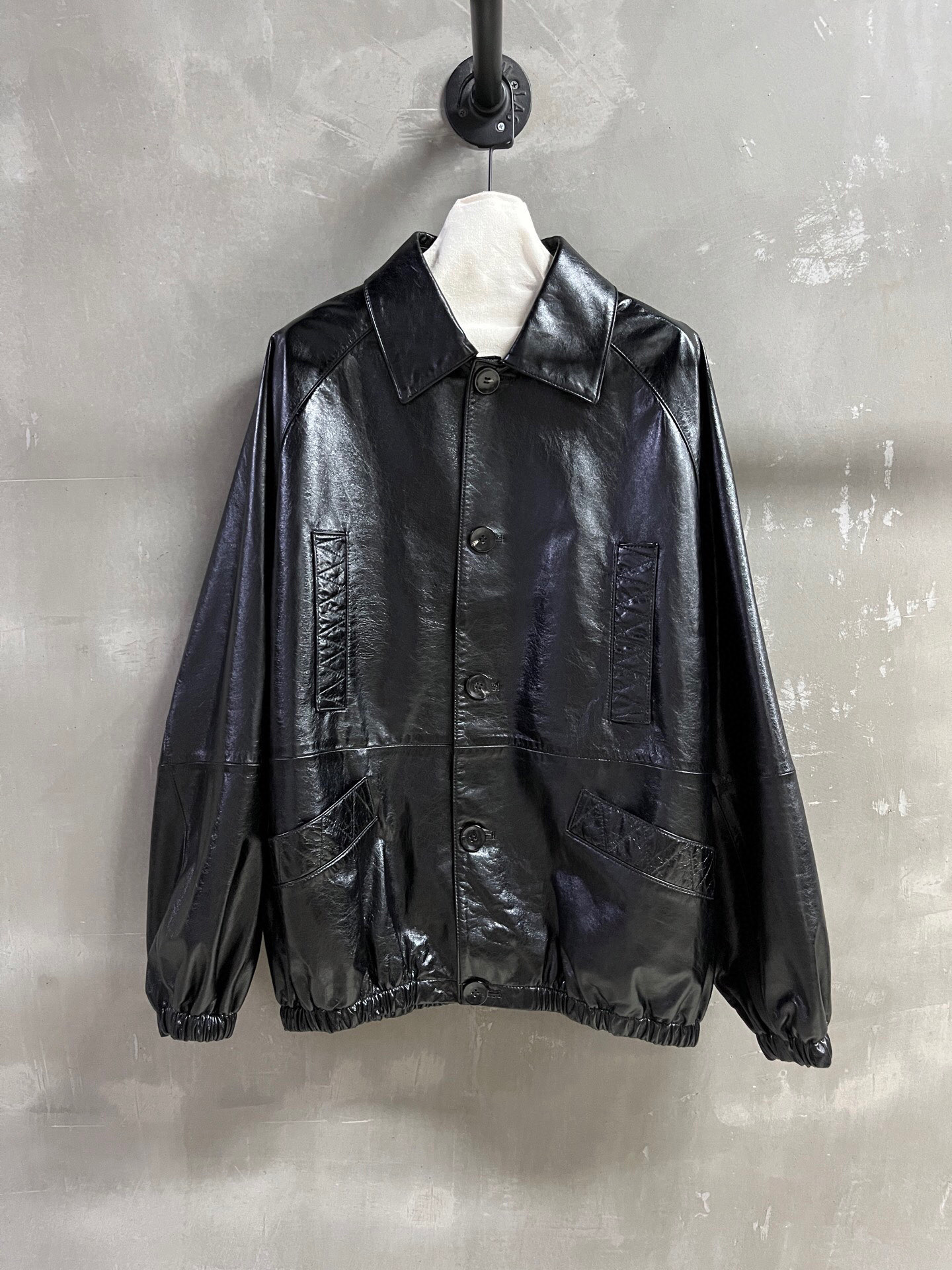 NO:868989,Introduction to The R*w｜2026 Spring New Products The best leather clothing items this season!  Original custom-made, sweet and cool retro style, easy-to-match and fashionable version!  - MATERIAL Material - leather imported Turkish waxed lambskin sizeS- M M size bust 146 raglan sleeve length 80, clothing length 72, women's clothing, leather jacket, sheepskin,19860909The R*w简介｜2026春装新品 本季度最佳皮衣单品！原版订制 甜酷风复古气质,版型不挑人百搭又时髦！ - MATERIAL 材质 - 皮面进口土耳其油蜡小羊皮 sizeS- M M码胸围146 连肩袖长80 衣长72,女装,leather jacket,sheepskin,,Women's clothing