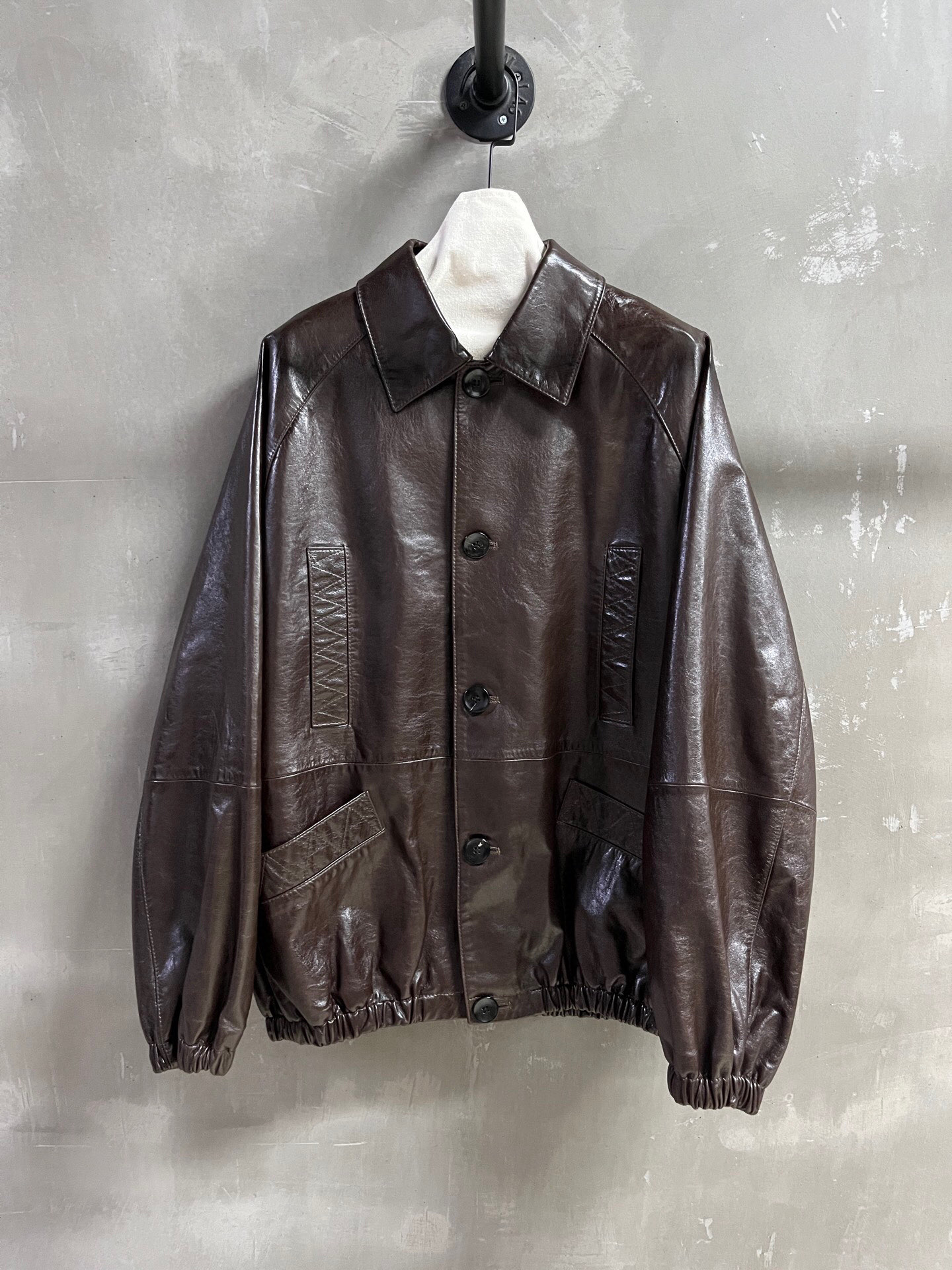 NO:778303,Introduction to The R*w｜2026 Spring New Products The best leather clothing items this season!  Original custom-made, sweet and cool retro style, easy-to-match and fashionable version!  - MATERIAL Material - leather imported Turkish waxed lambskin sizeS- M M size bust 146 raglan sleeve length 80, clothing length 72, women's clothing, leather jacket, sheepskin,19860909The R*w简介｜2026春装新品 本季度最佳皮衣单品！原版订制 甜酷风复古气质,版型不挑人百搭又时髦！ - MATERIAL 材质 - 皮面进口土耳其油蜡小羊皮 sizeS- M M码胸围146 连肩袖长80 衣长72,女装,leather jacket,sheepskin,,Women's clothing