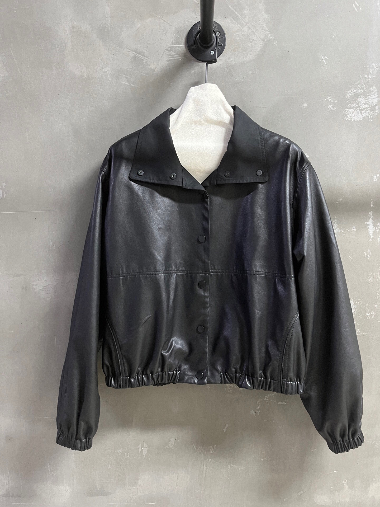 NO:868980,Introduction to LEMAIRE｜2026 Spring New Products The best leather clothing items of this season!  The style is versatile and fashionable!  Classic reversible - MATERIAL material - leather imported Turkish ultra-thin vegetable tanned lambskin size S-19860909LEMAIRE简介｜2026春装新品 本季度最佳皮衣单品！版型不挑人百搭又时髦！经典两面穿 - MATERIAL 材质 - 皮面进口土耳其超薄植鞣小羊皮 size Ｓ- XL M码胸围126 衣长56 袖长59 肩宽51,女装,leather jacket,sheepskin,,Women's clothing