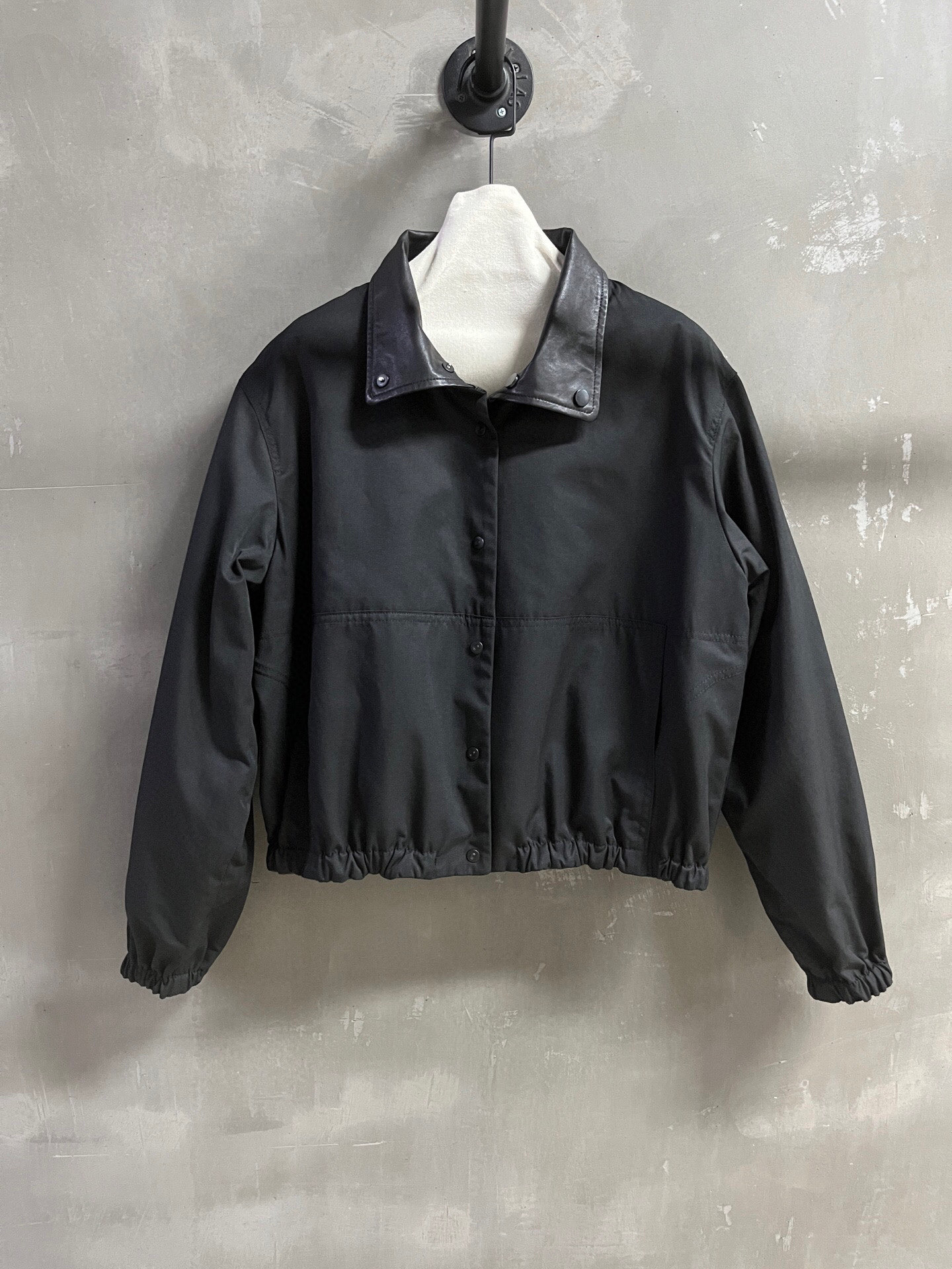 NO:892355,Introduction to LEMAIRE｜2026 Spring New Products The best leather clothing items of this season!  The style is versatile and fashionable!  Classic reversible - MATERIAL material - leather imported Turkish ultra-thin vegetable tanned lambskin size S-19860909LEMAIRE简介｜2026春装新品 本季度最佳皮衣单品！版型不挑人百搭又时髦！经典两面穿 - MATERIAL 材质 - 皮面进口土耳其超薄植鞣小羊皮 size Ｓ- XL M码胸围126 衣长56 袖长59 肩宽51,女装,leather jacket,sheepskin,,Women's clothing