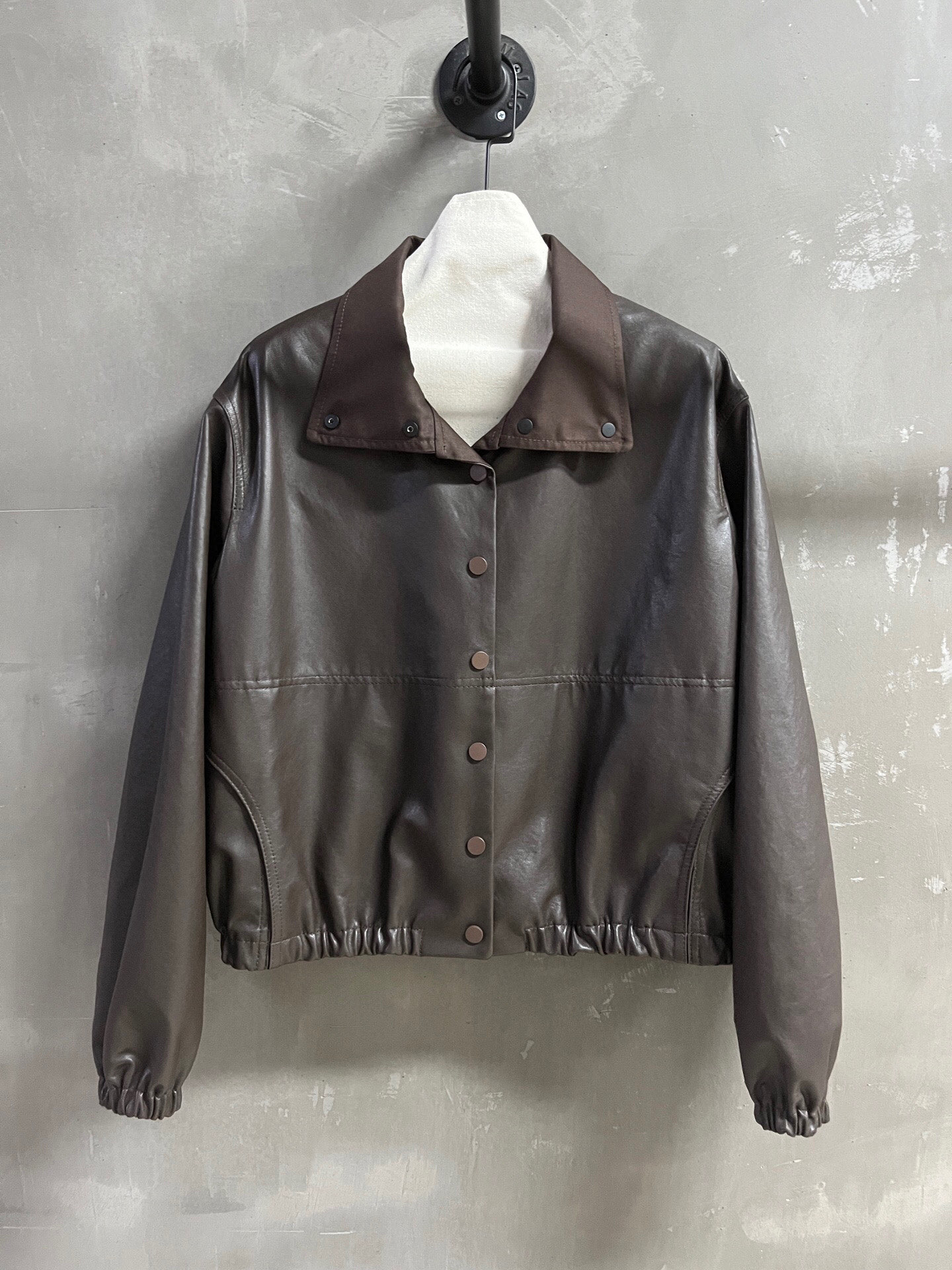 NO:925198,Introduction to LEMAIRE｜2026 Spring New Products The best leather clothing items of this season!  The style is versatile and fashionable!  Classic reversible - MATERIAL material - leather imported Turkish ultra-thin vegetable tanned lambskin size S-19860909LEMAIRE简介｜2026春装新品 本季度最佳皮衣单品！版型不挑人百搭又时髦！经典两面穿 - MATERIAL 材质 - 皮面进口土耳其超薄植鞣小羊皮 size Ｓ- XL M码胸围126 衣长56 袖长59 肩宽51,女装,leather jacket,sheepskin,,Women's clothing