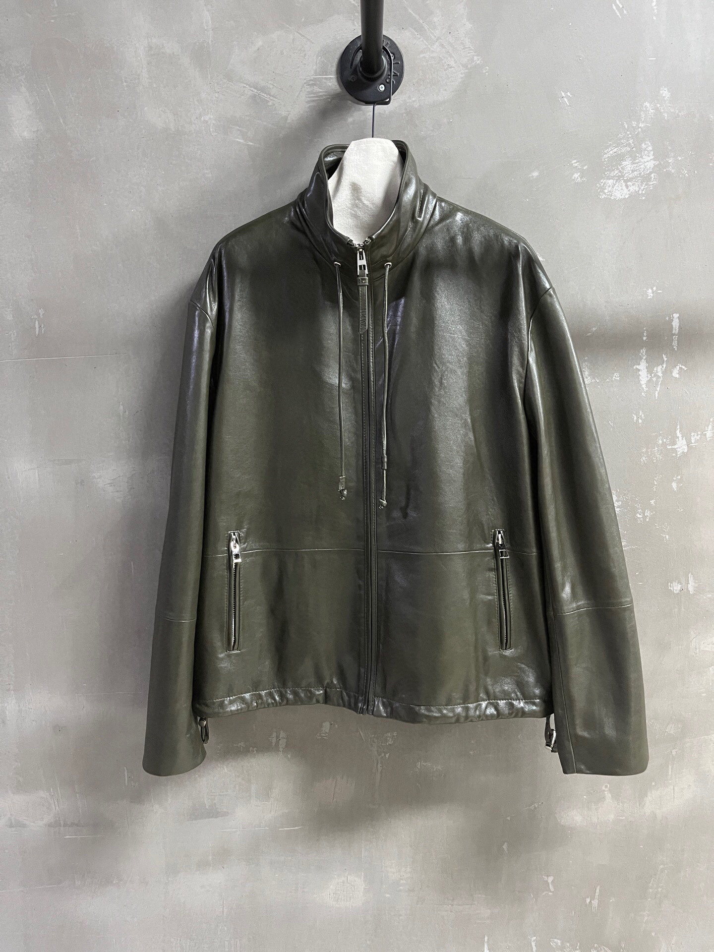 NO:778736,Introduction to Lo*we | 2026 Spring New Products The best leather clothing items of this season!  The style is versatile and fashionable!  Same style for men and women - MATERIAL Material - leather imported Turkish waxed lambskin size S-L M size bust 120 length 67 shoulder width 55 sleeve length 63, Loewe-clothing, loewe, leather jacket, sheepskin,19860909Lo*we简介｜2026春装新品 本季度最佳皮衣单品！版型不挑人百搭又时髦！男女同款 - MATERIAL 材质 - 皮面进口土耳其油蜡小羊皮 size Ｓ- L M码胸围120衣长67 肩宽55 袖长63,罗意威-服装,loewe,leather jacket,sheepskin,,Women's clothing