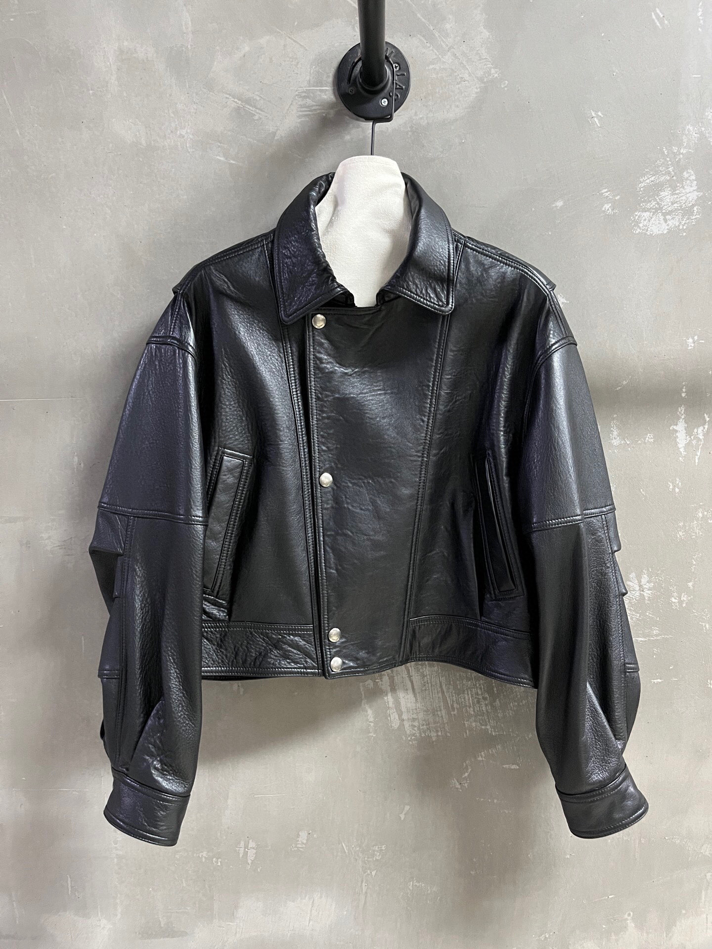 NO:868962,Introduction to Saint L*urent | 2026 Spring New Products The best leather clothing items of this season!  The style is versatile and fashionable!  - MATERIAL Material - Leather imported English natural bubble pattern size M-19860909Saint L*urent简介｜2026春装新品 本季度最佳皮衣单品！版型不挑人百搭又时髦！ - MATERIAL 材质 - 皮面进口英胚自然泡纹 size M- XL M码胸围106 衣长50 肩宽53 袖长51 price,圣罗兰-服装,saint laurent,saint laurent,leather jacket,,Women's clothing